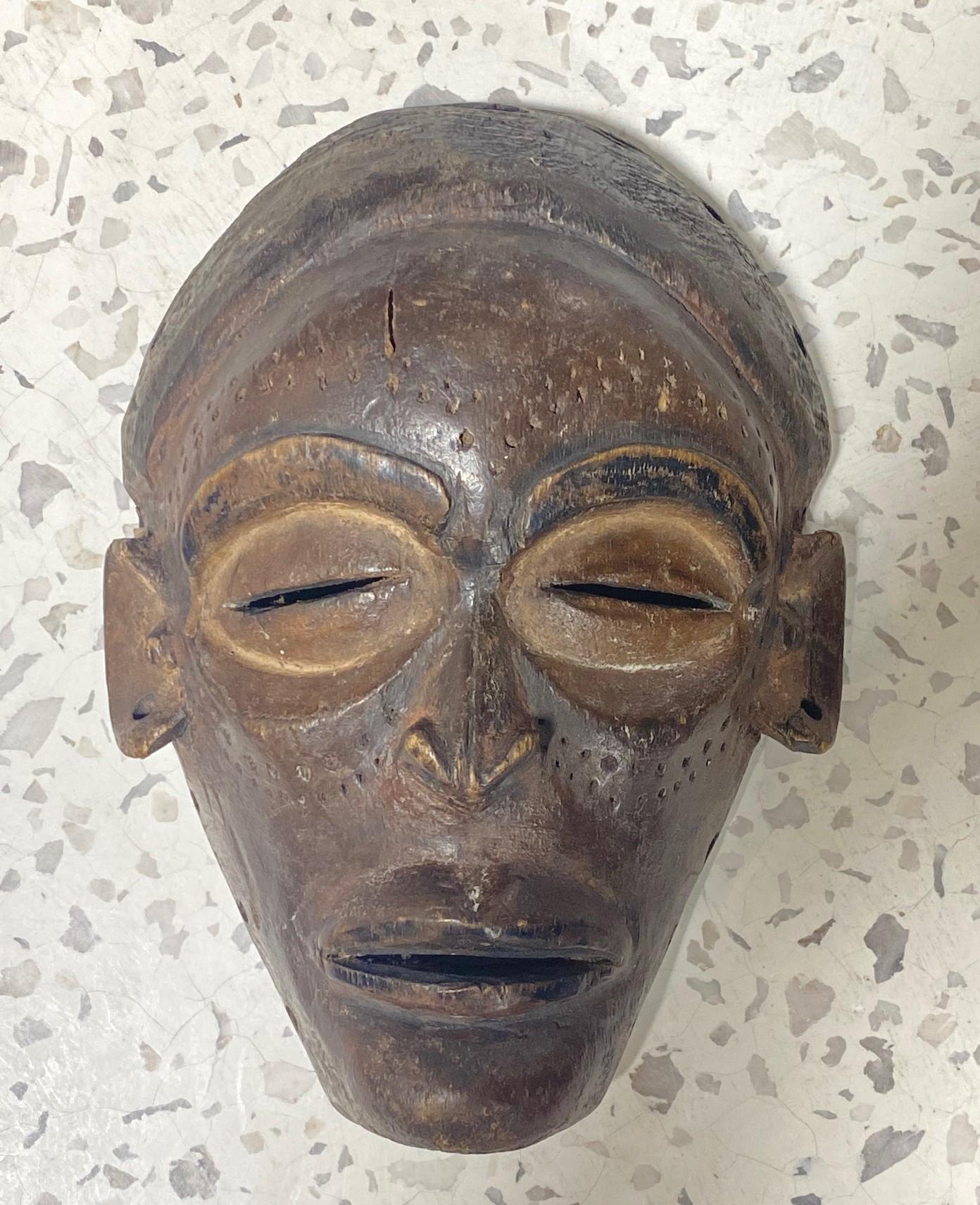 Eine sehr ansprechende Maske vom Stamm der Chowke (Tchokwe) aus dem südlichen und zentralen Afrika, die heute hauptsächlich in Angola leben. 

Diese Maske ist kunstvoll geschnitzt und an den Tätowierungen und Skarifikationen im Gesicht zu erkennen,