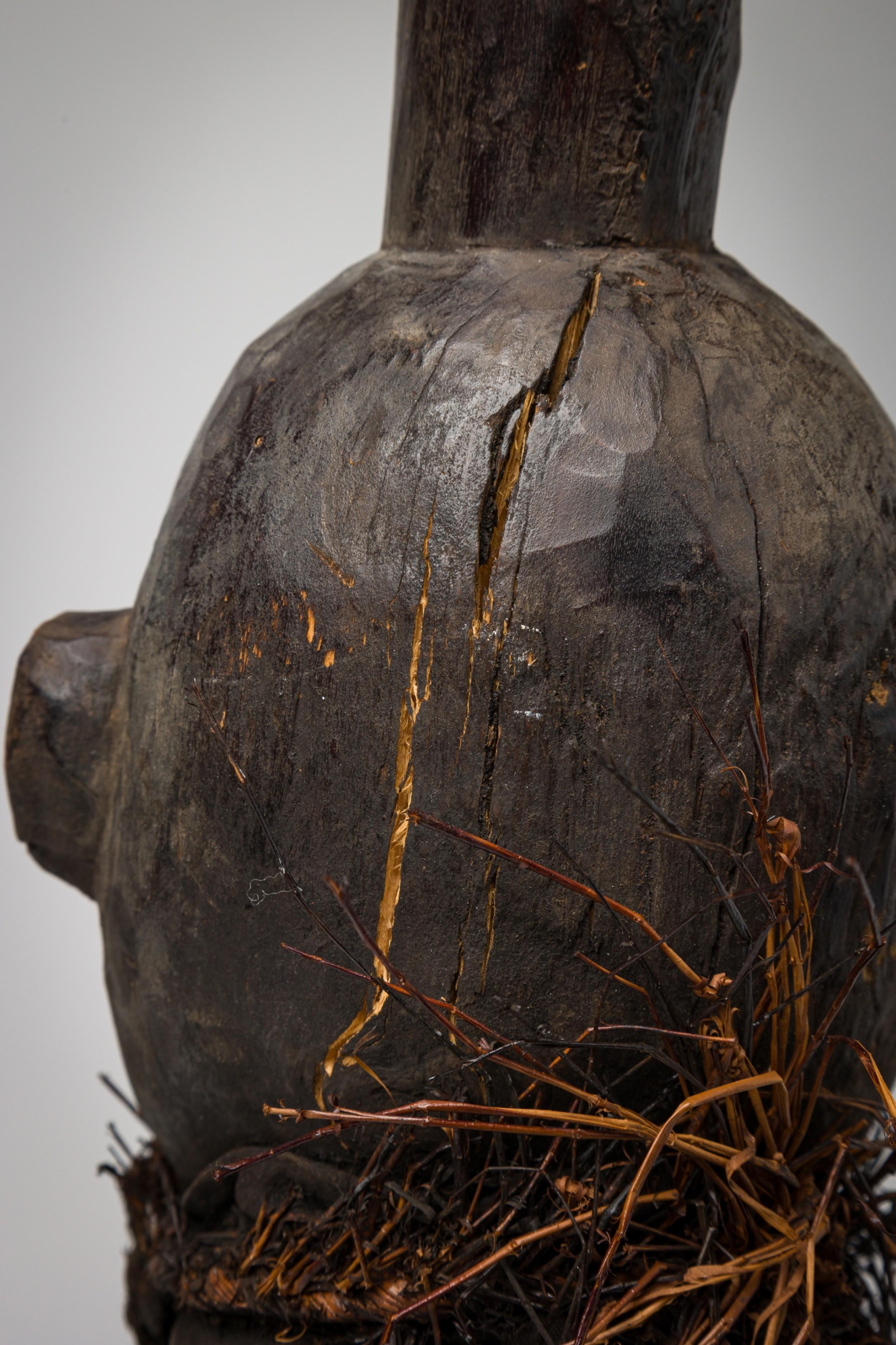 Figura masculina africana del Congo de principios del siglo XX envuelta en arpillera de rafia en venta 3