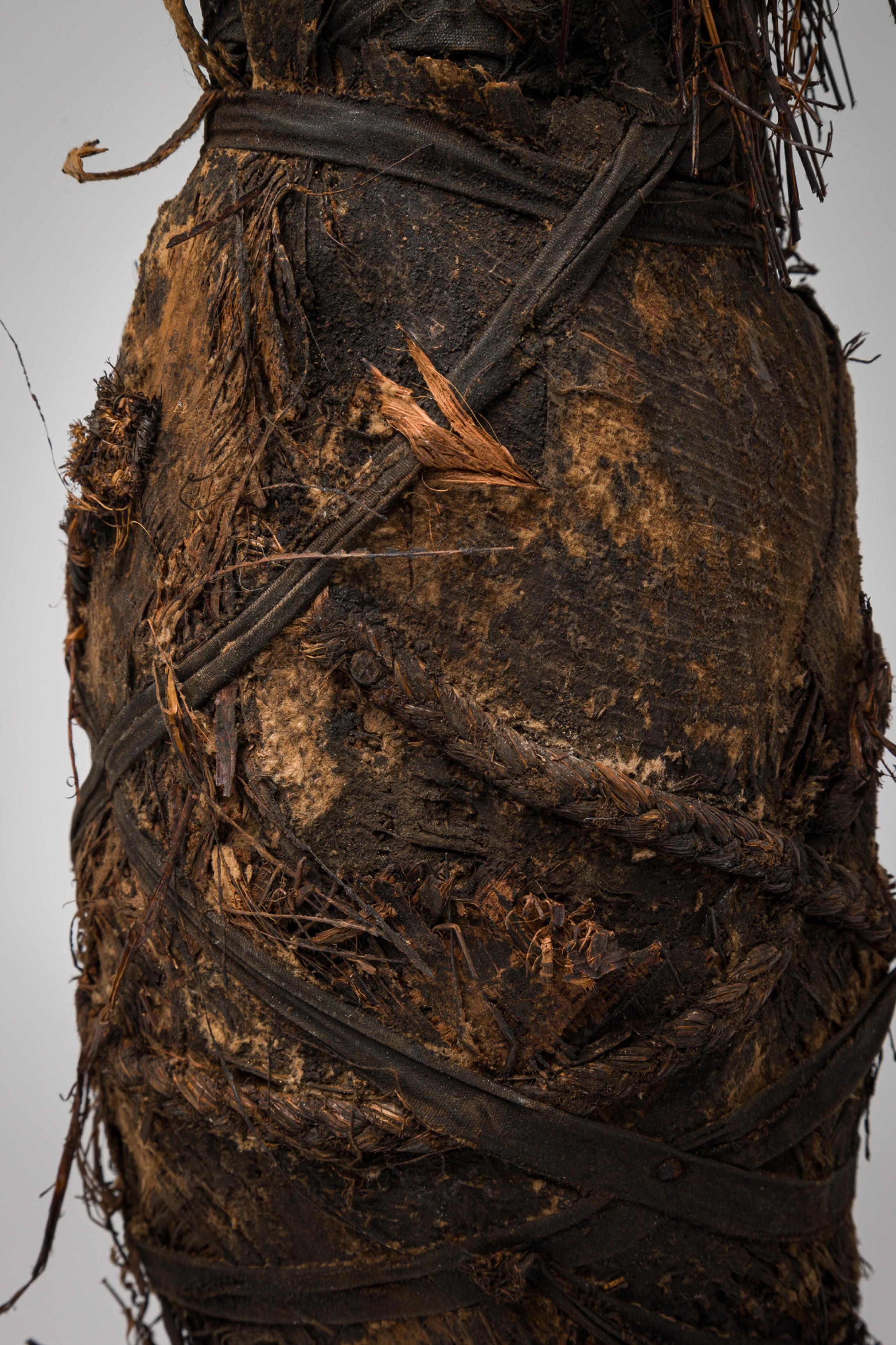 Figura masculina africana del Congo de principios del siglo XX envuelta en arpillera de rafia en venta 4