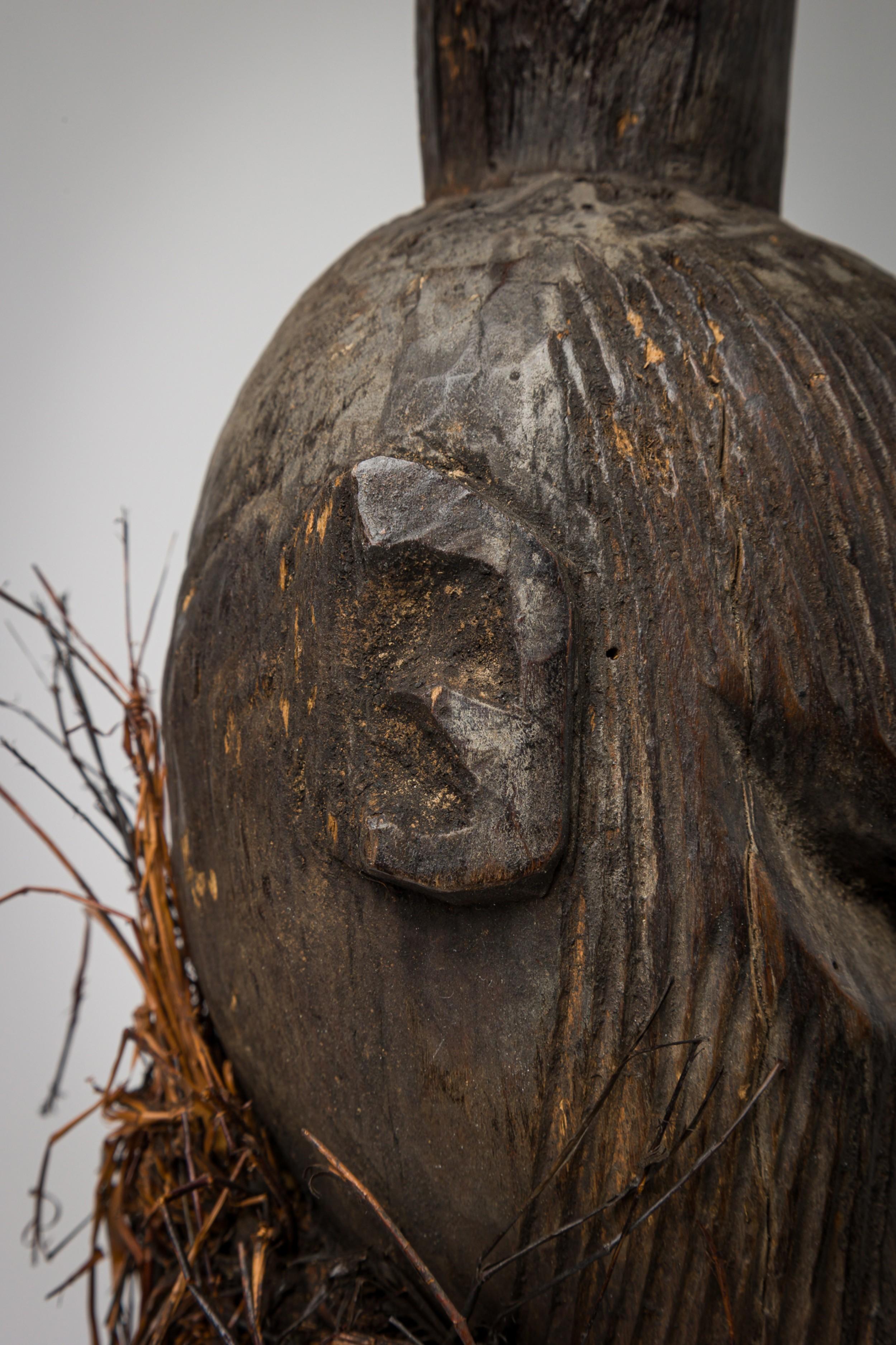 Figura masculina africana del Congo de principios del siglo XX envuelta en arpillera de rafia en venta 5