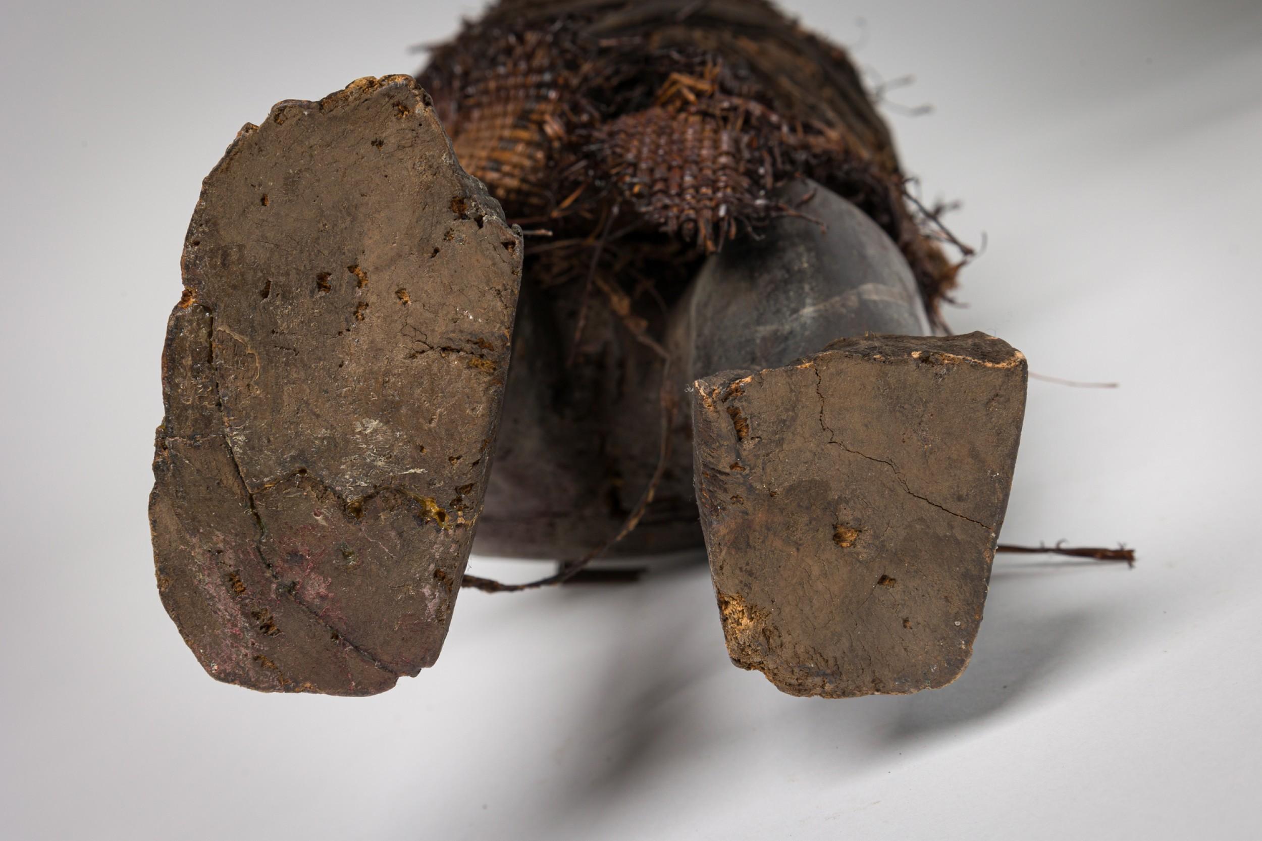 Figura masculina africana del Congo de principios del siglo XX envuelta en arpillera de rafia en venta 6