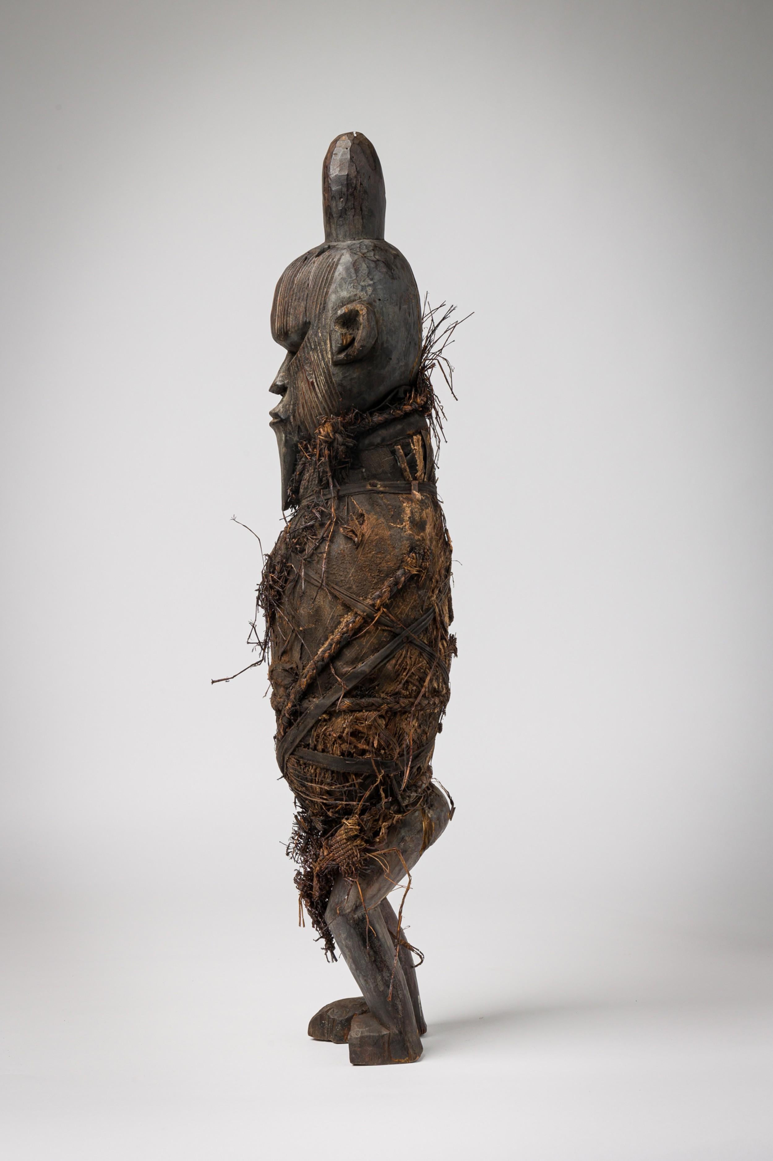 Figura masculina africana del Congo de principios del siglo XX envuelta en arpillera de rafia Tribal en venta