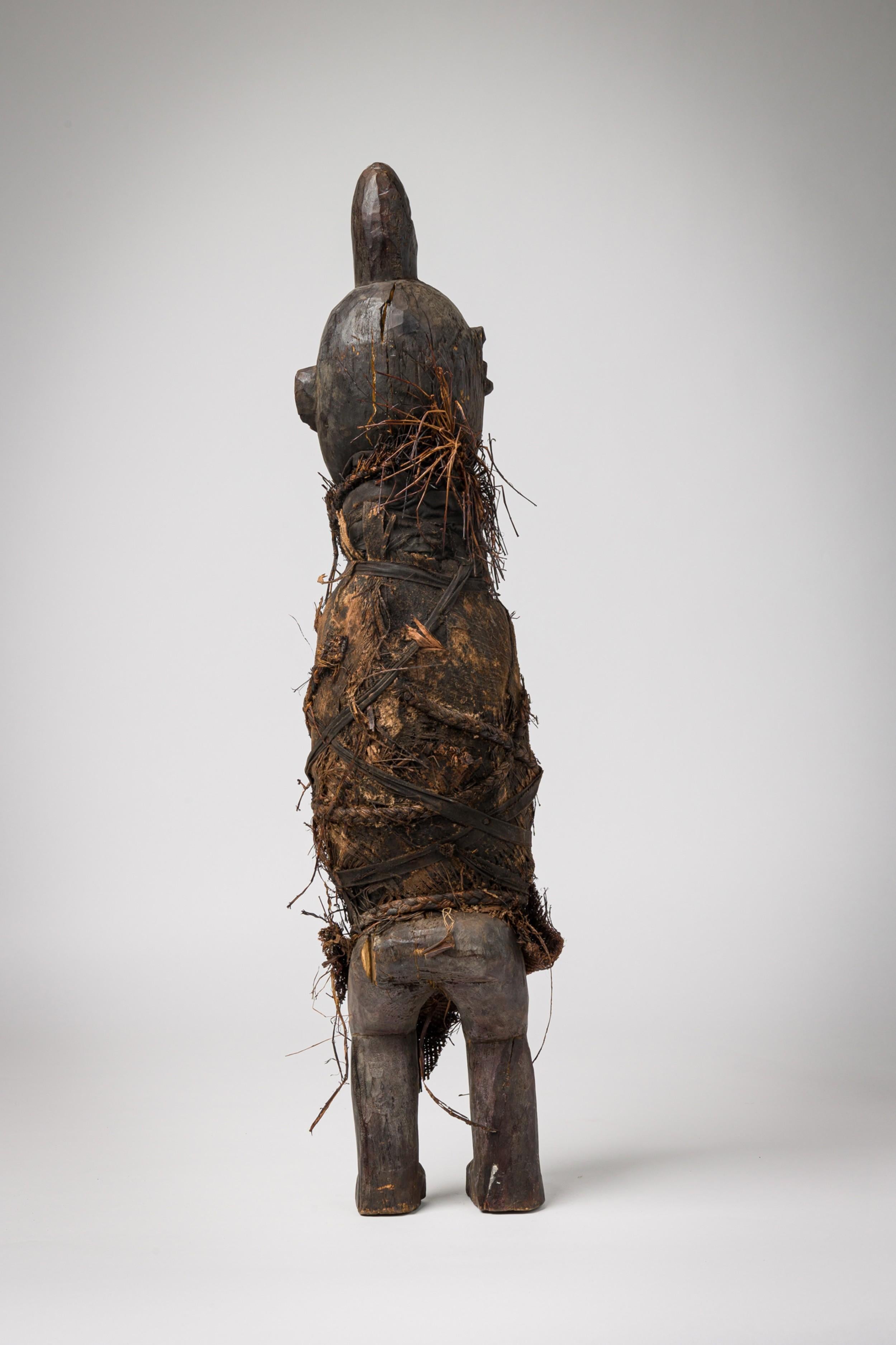 Figura masculina africana del Congo de principios del siglo XX envuelta en arpillera de rafia Africano en venta