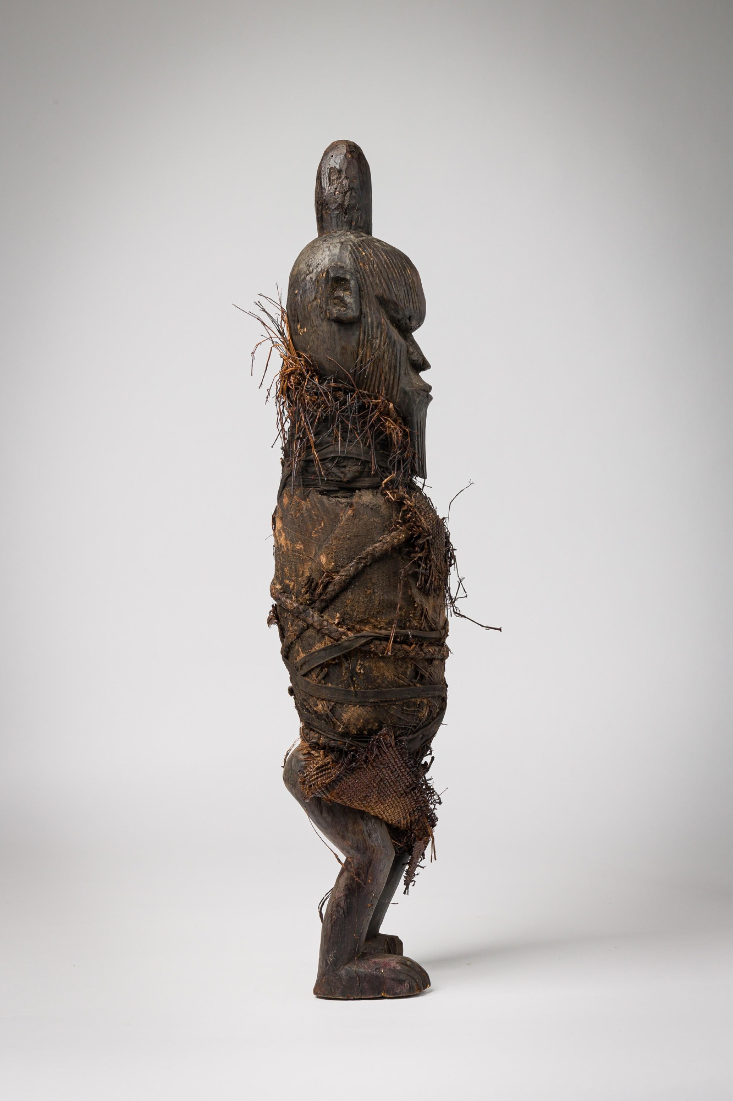 Figura masculina africana del Congo de principios del siglo XX envuelta en arpillera de rafia Tallado en venta