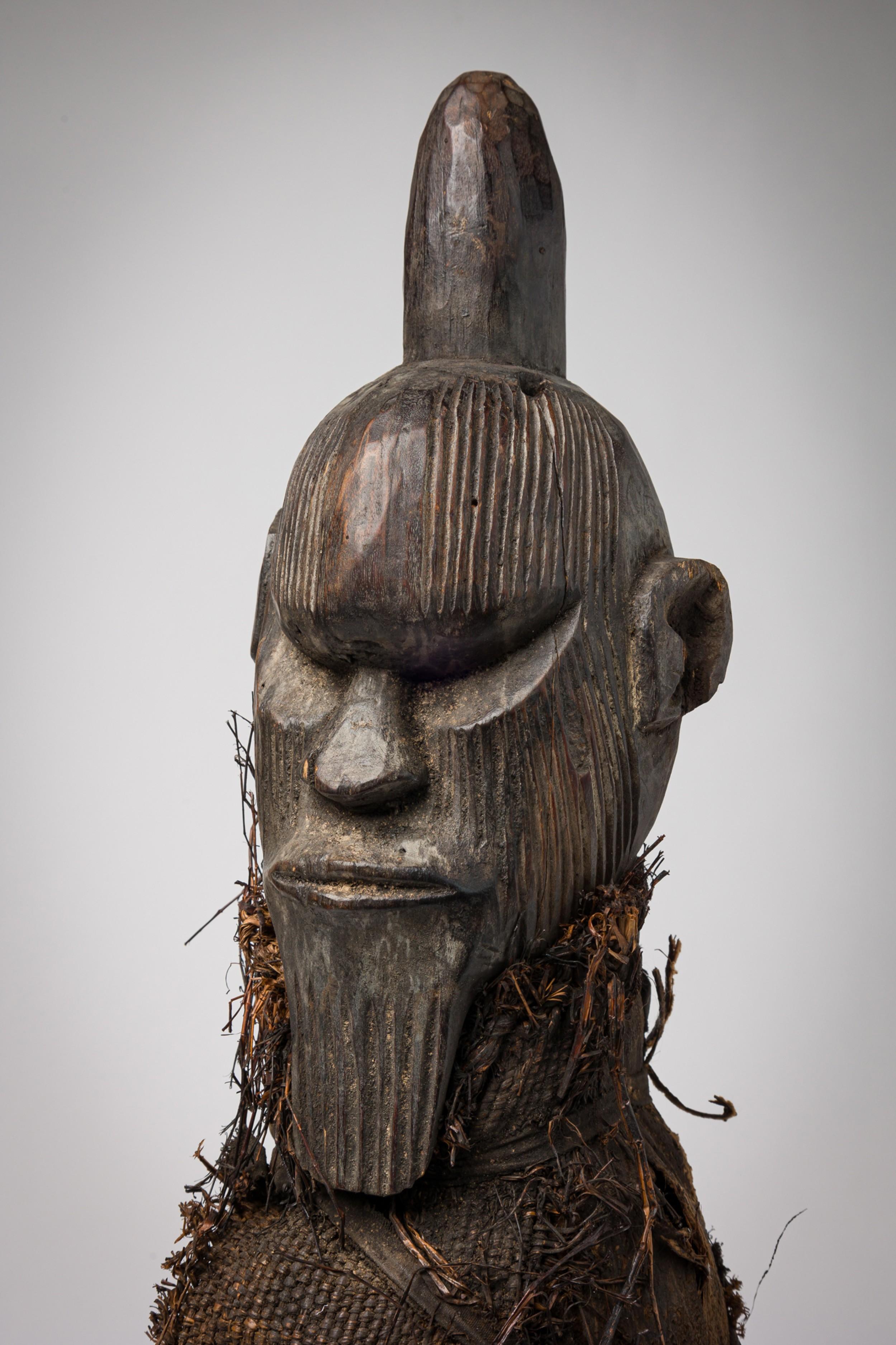 Figura masculina africana del Congo de principios del siglo XX envuelta en arpillera de rafia en Bueno estado para la venta en Queens, NY