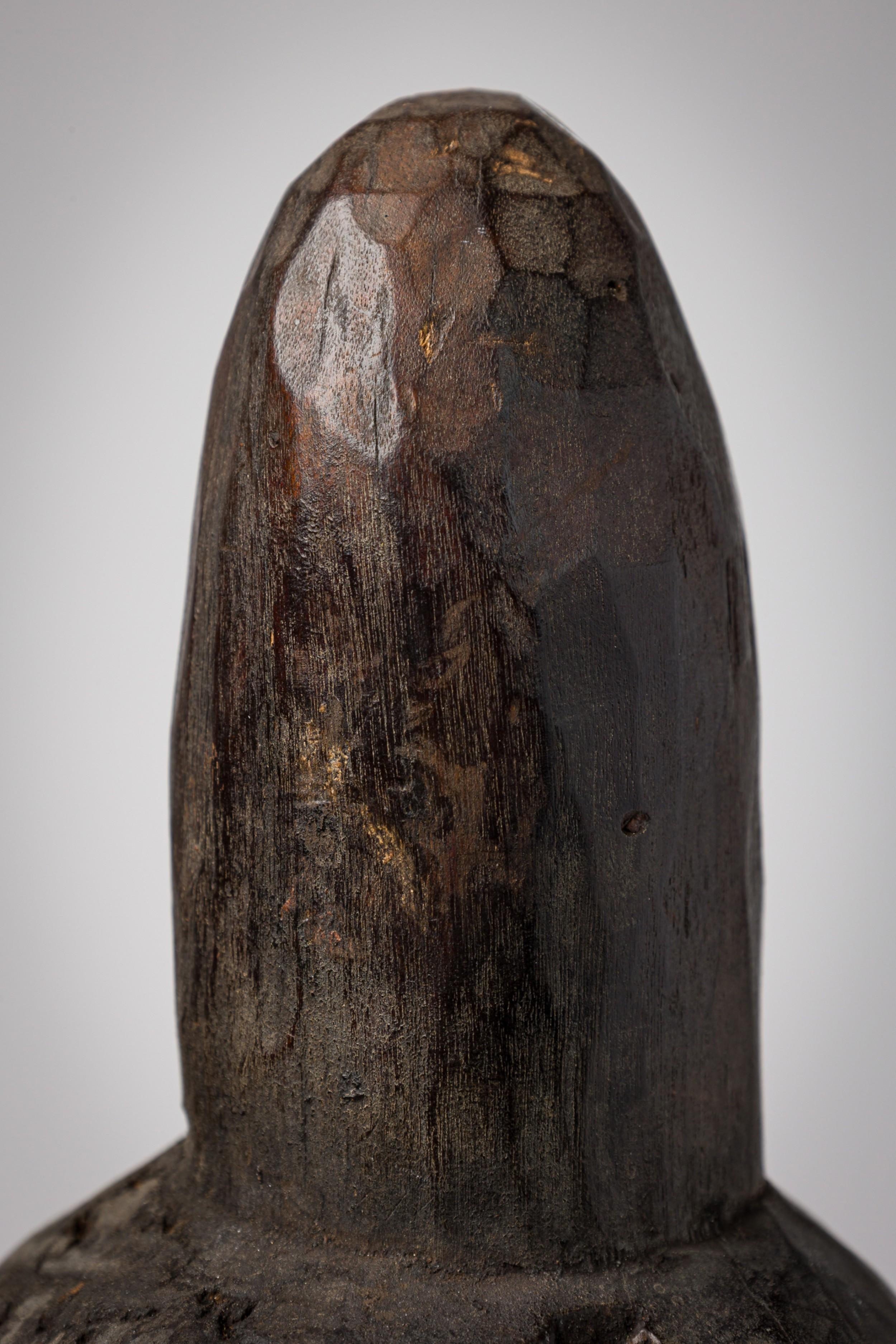 Figura masculina africana del Congo de principios del siglo XX envuelta en arpillera de rafia Madera de burl en venta