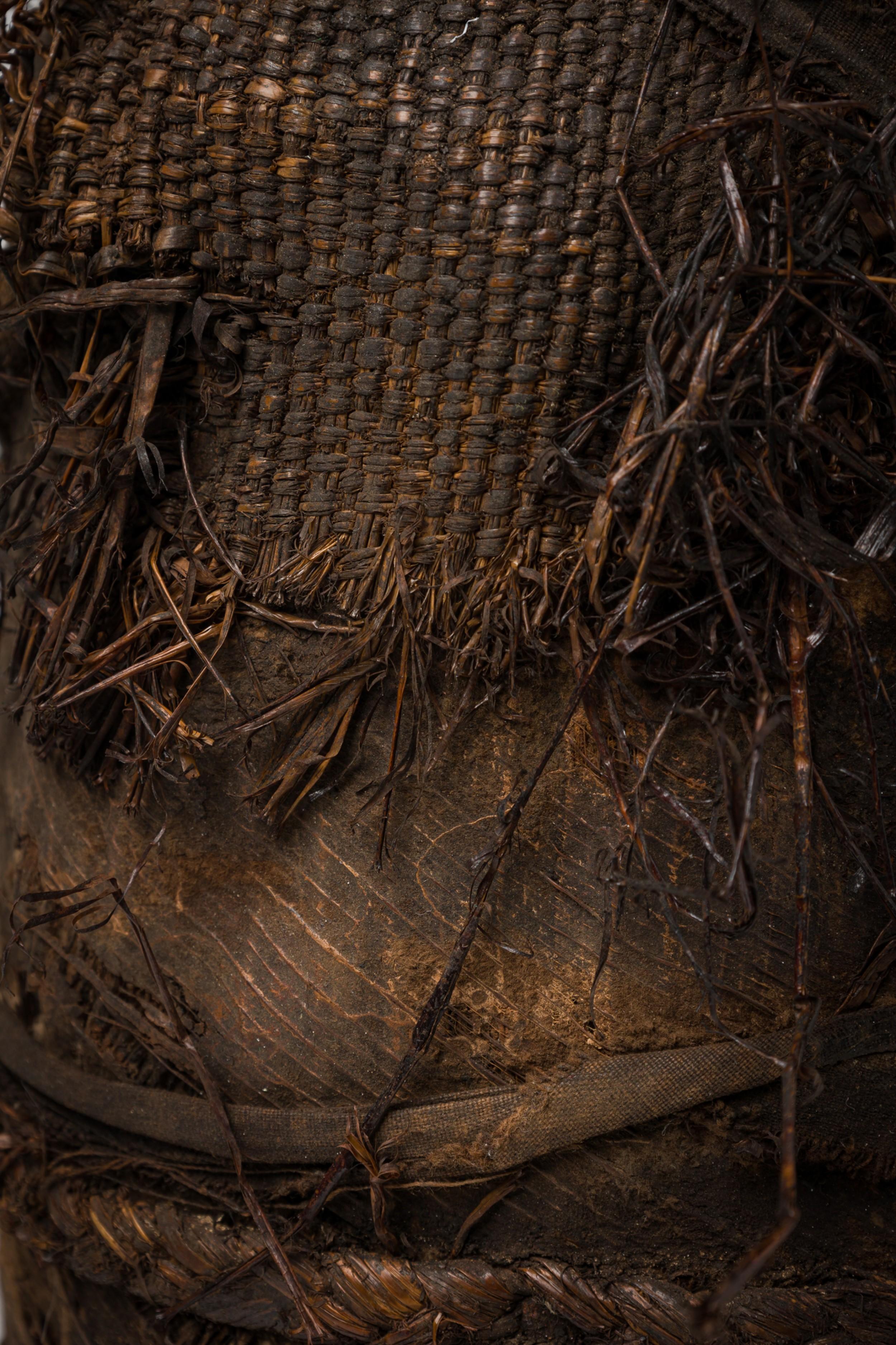 Figura masculina africana del Congo de principios del siglo XX envuelta en arpillera de rafia en venta 1