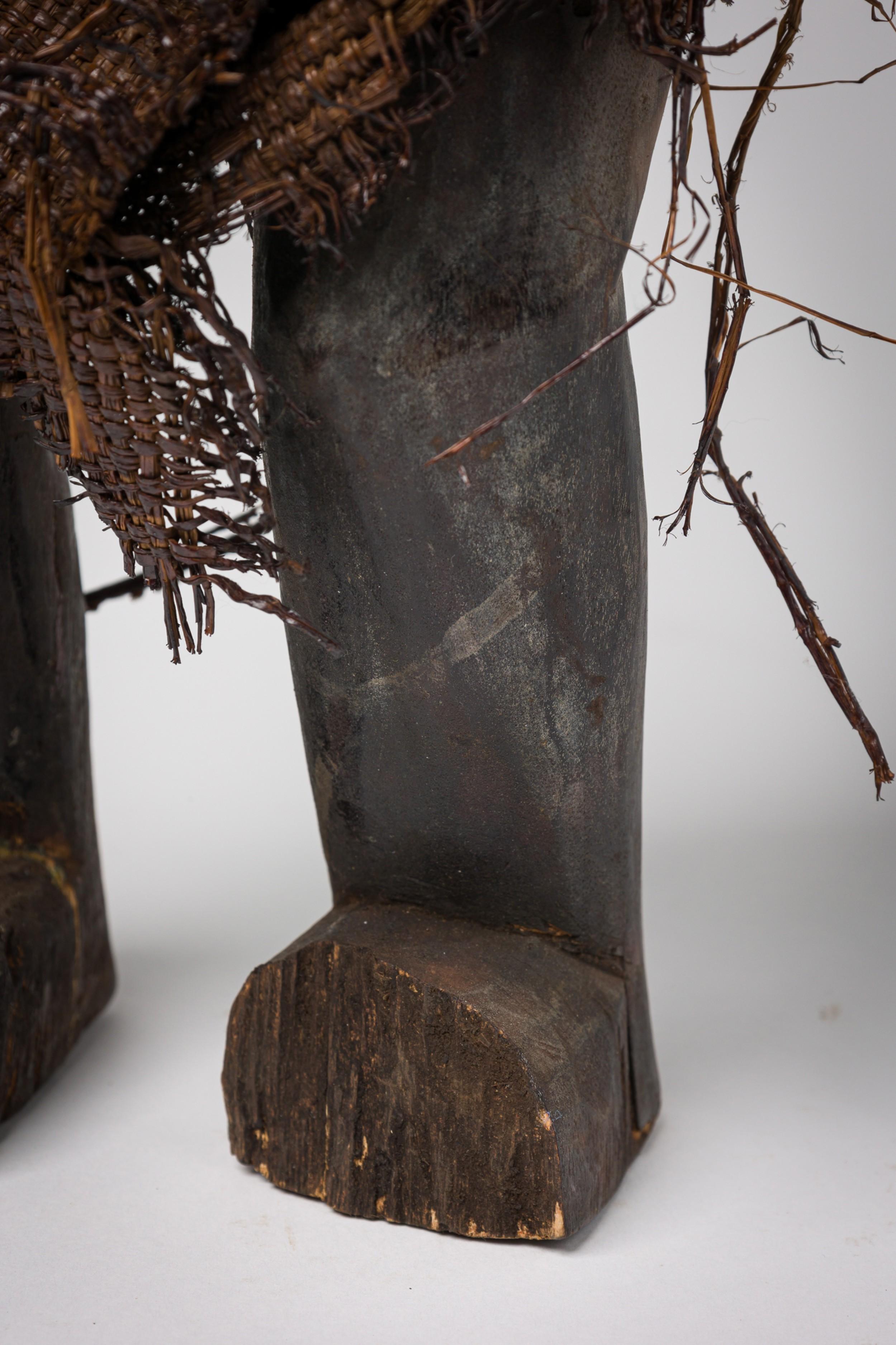 Figura masculina africana del Congo de principios del siglo XX envuelta en arpillera de rafia en venta 2