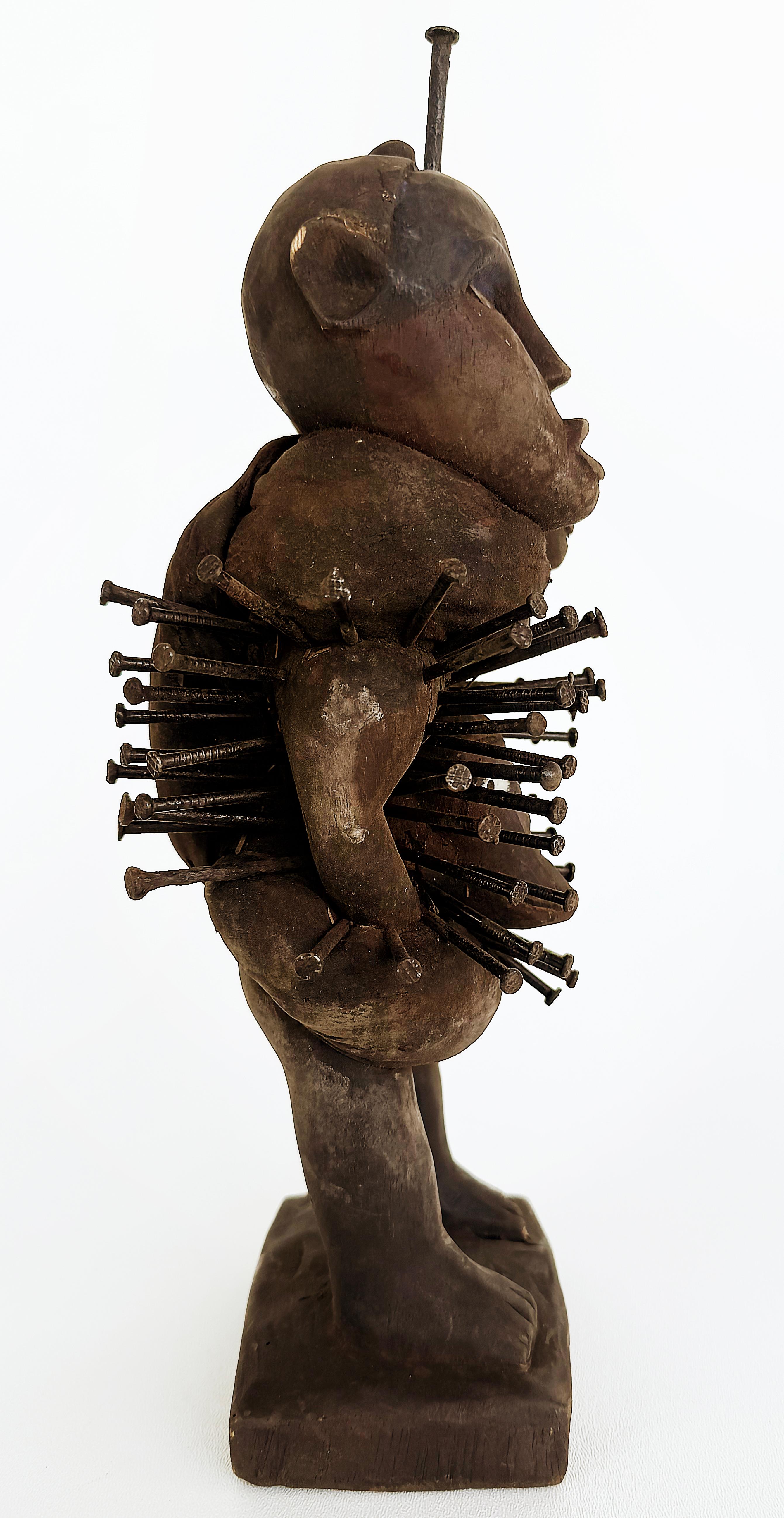 Intagliato a mano Statua feticcio africano del Congo, ospita gli spiriti per la protezione, fine XX secolo in vendita