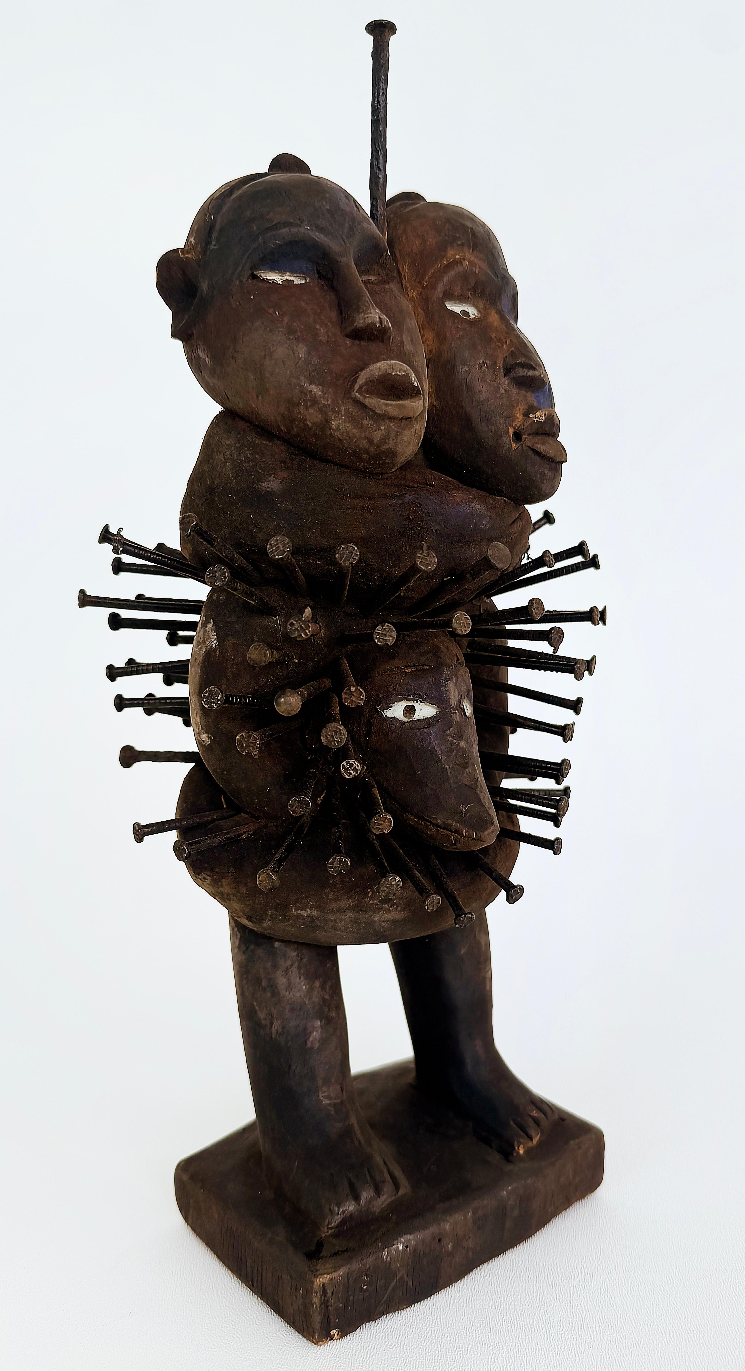Metallo Statua feticcio africano del Congo, ospita gli spiriti per la protezione, fine XX secolo in vendita