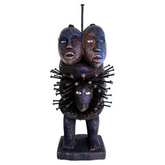 Afrikanische Kongo-Fetisch-Statue, beherbergt Schutzgeister, Ende 20.