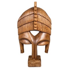 Fein handgefertigte Massivholzskulptur einer Maske aus dem afrikanischen Kongo aus der Mitte des Jahrhunderts, 1954