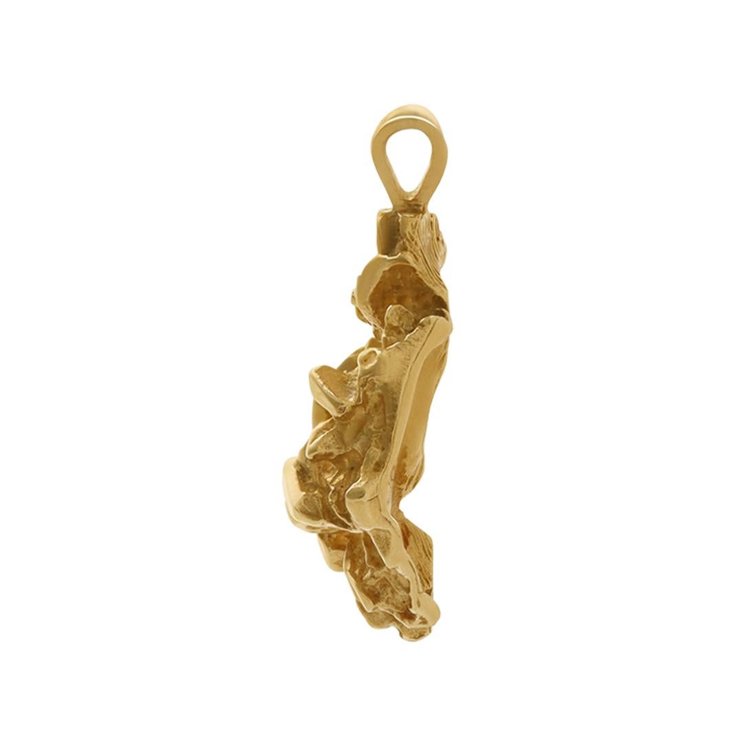 Un pendentif en forme de pépite qui ressemble au continent africain. Finement réalisé en or jaune 18 carats. 