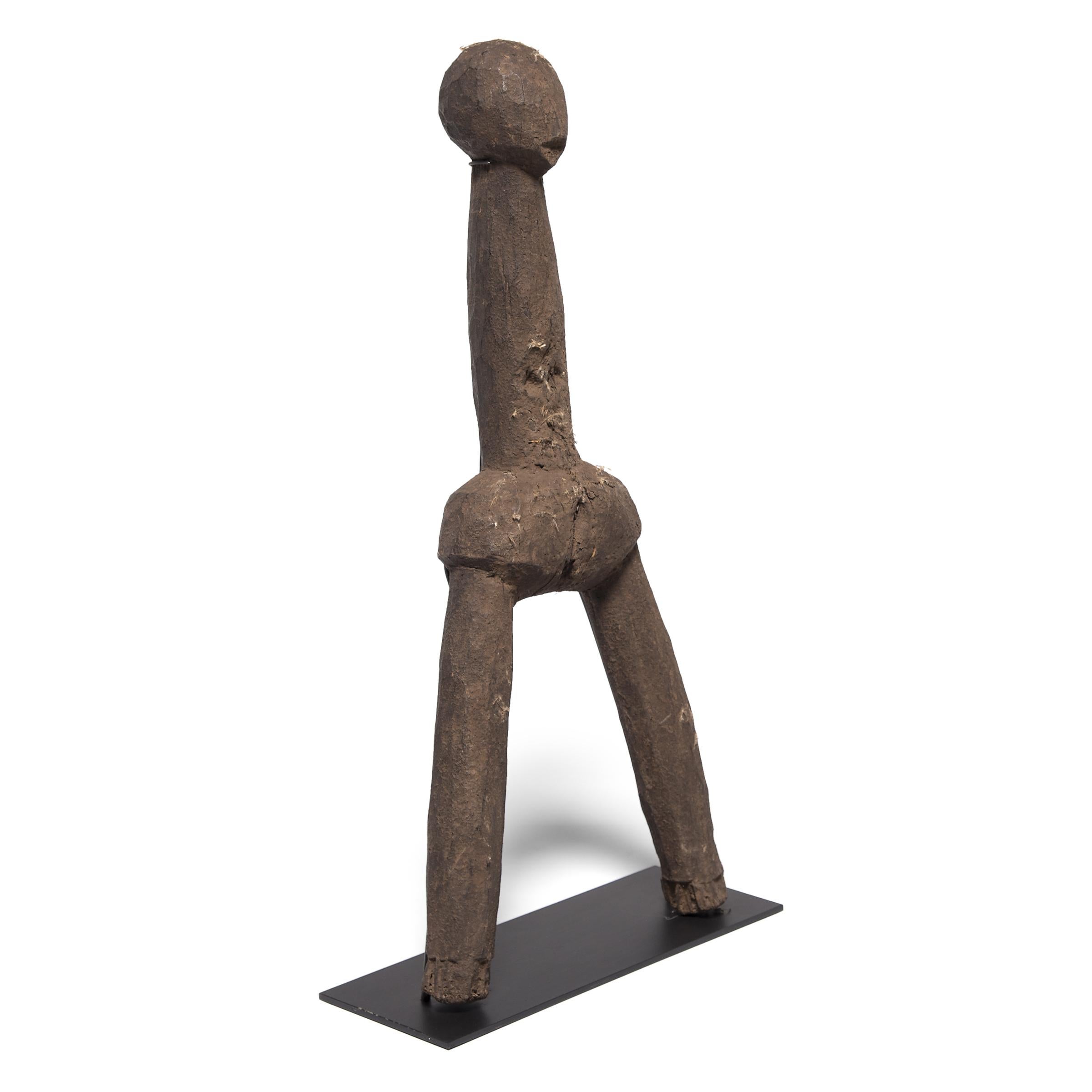 Pour les Dagari du Burkina Faso et du Ghana, cette figure très stylisée incarnait l'esprit vivant d'un ancêtre décédé. Placée à l'abri des regards dans une alcôve secrète ou un sanctuaire, la figurine était utilisée dans des rituels de divination