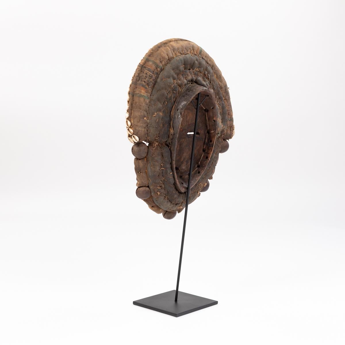 African Dan Yakuba Guard Mask Small Shells and Bells from the Ivory Coast 1970s In Good Condition For Sale In Salzburg, AT