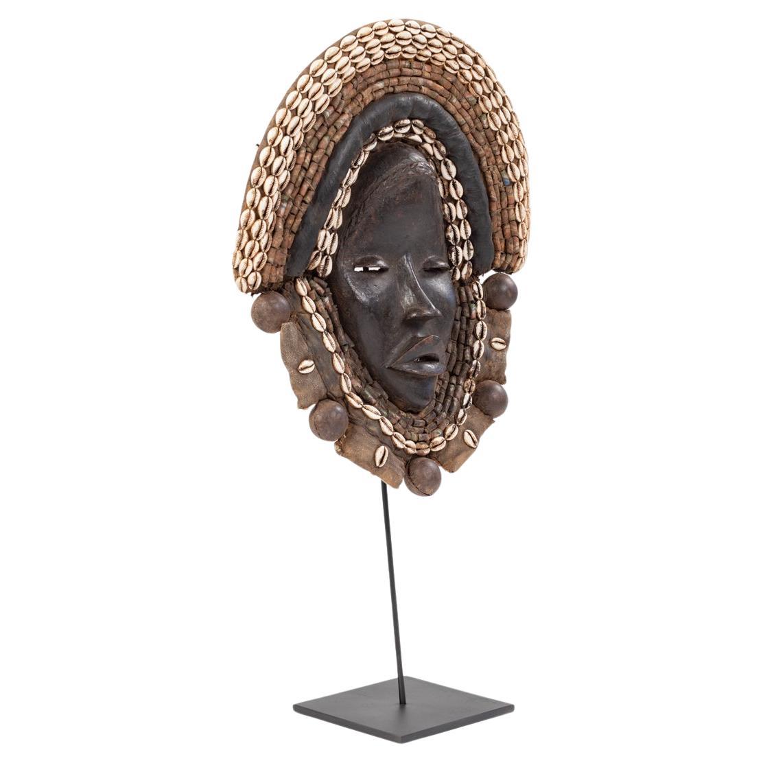 Maschera da guardia africana Dan Yakuba con piccole conchiglie e campane della Costa d'Avorio anni '70