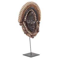 Afrikanische Dan Yakuba Garderobenmaske, Afrikanisch, Muscheln und Glocken, aus der Elfenbeinküste, 1970er Jahre
