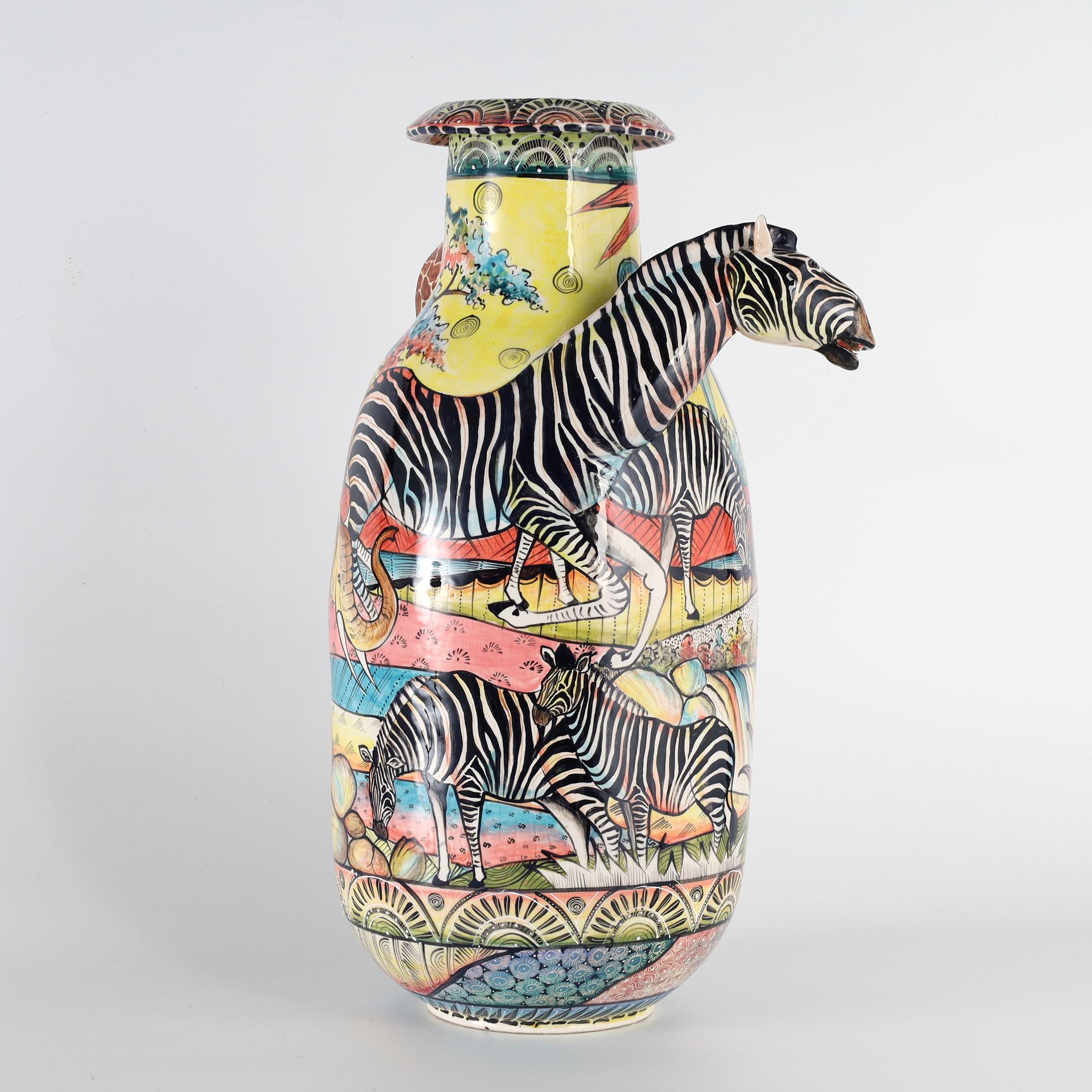 Notevole vaso in terracotta lavorato a mano con zebra e giraffa tridimensionali e fiori e alberi decorati a mano. Firmato sul fondo, realizzato in Zimbabwe da Collen M per Penzo 2007 e scolpito da Godwin. 
