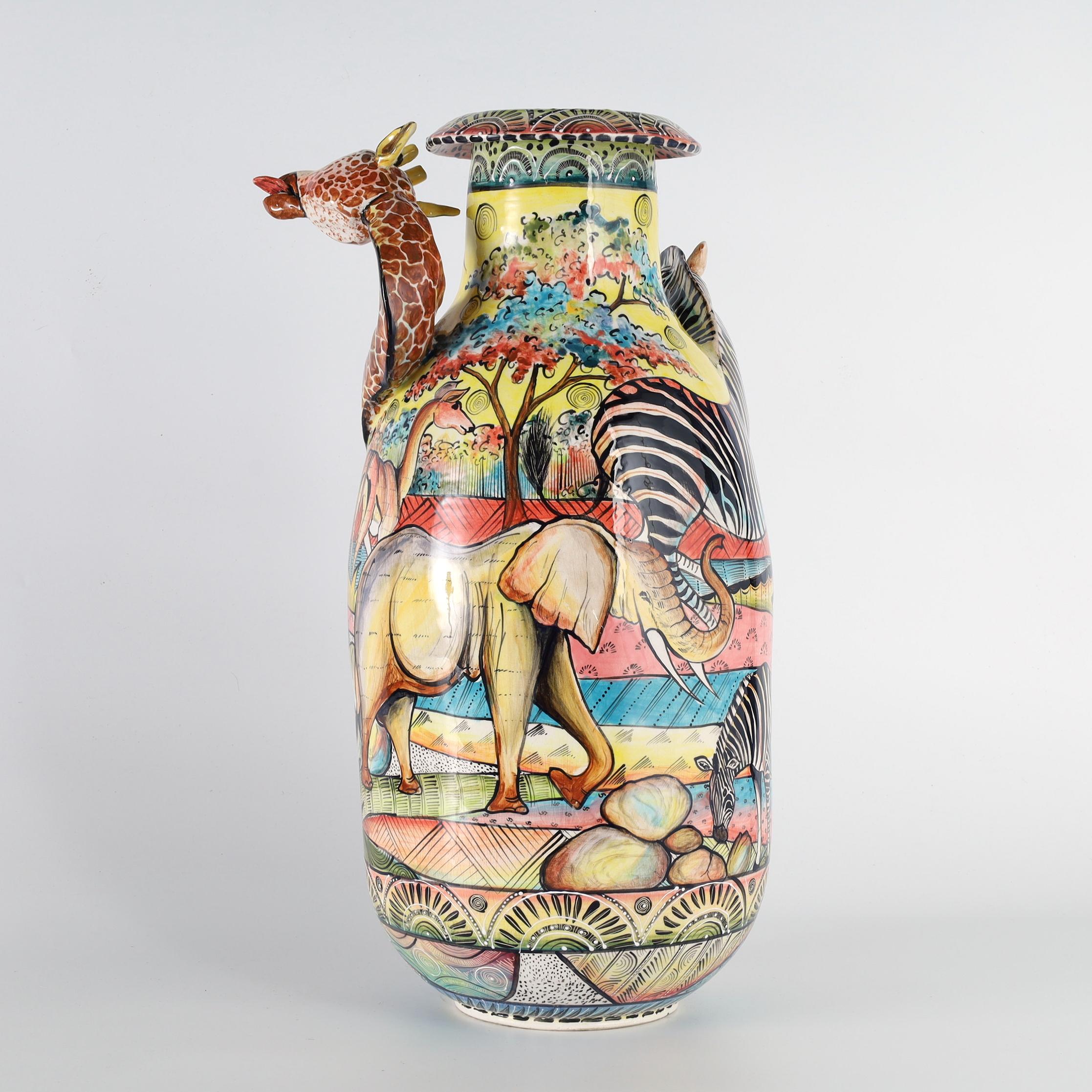 Mid-Century moderno Vaso in terracotta decorato in stile africano con animali scultorei tridimensionali in vendita