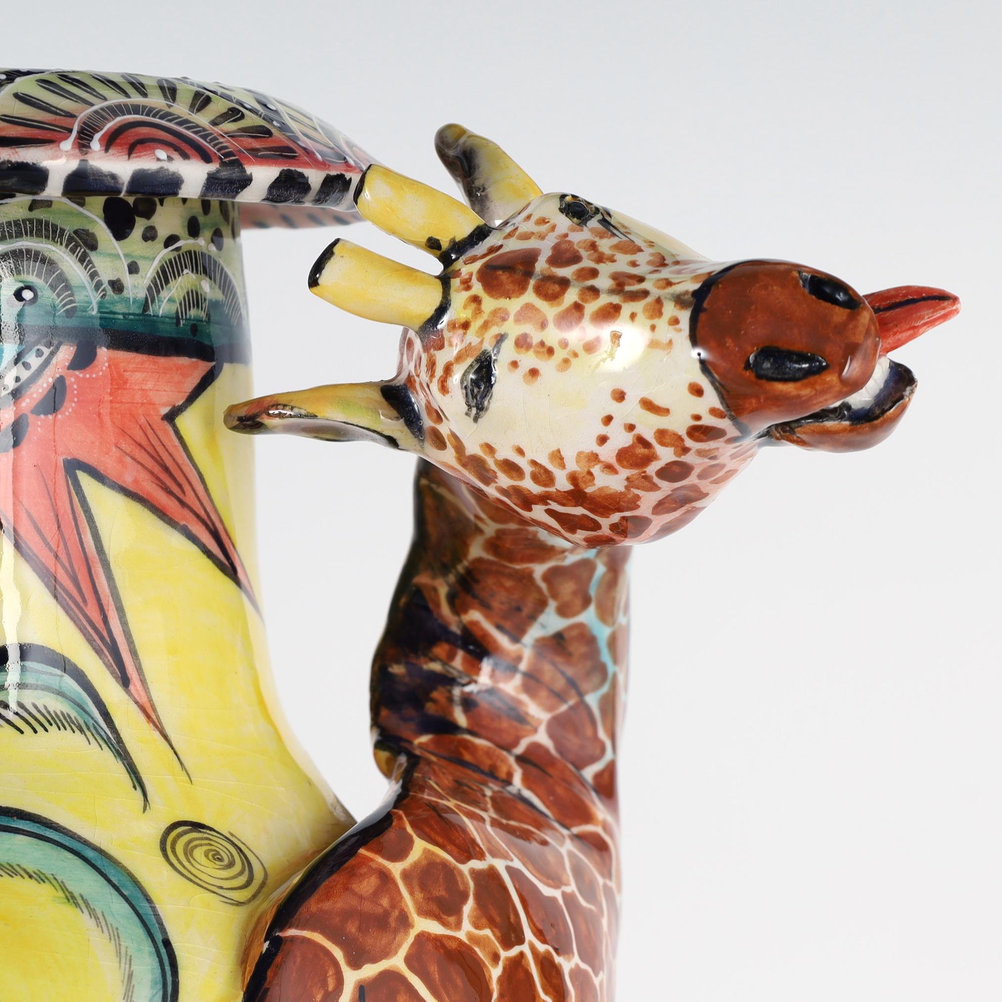 Zimbabwese Vaso in terracotta decorato in stile africano con animali scultorei tridimensionali in vendita