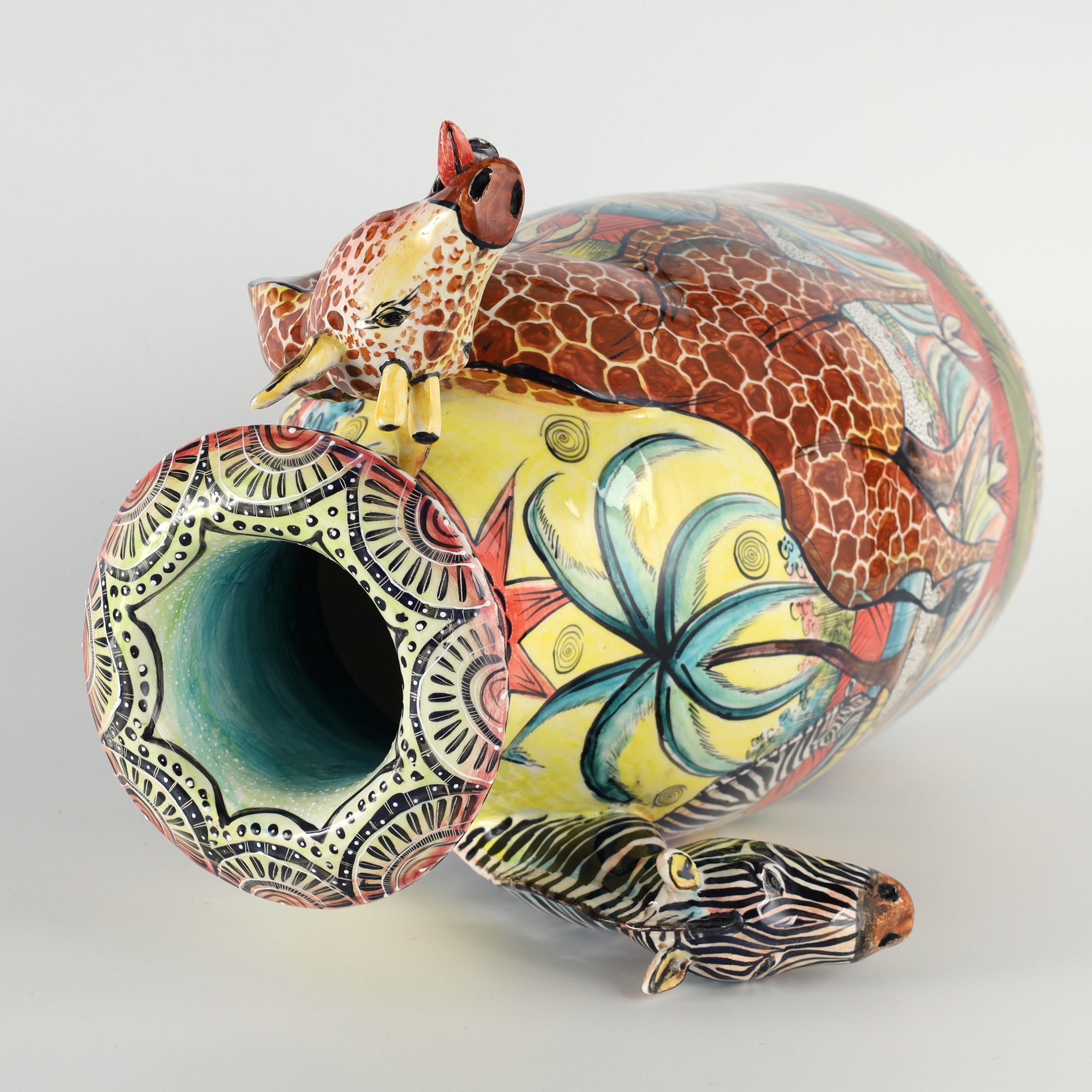 Vaso in terracotta decorato in stile africano con animali scultorei tridimensionali in vendita 1