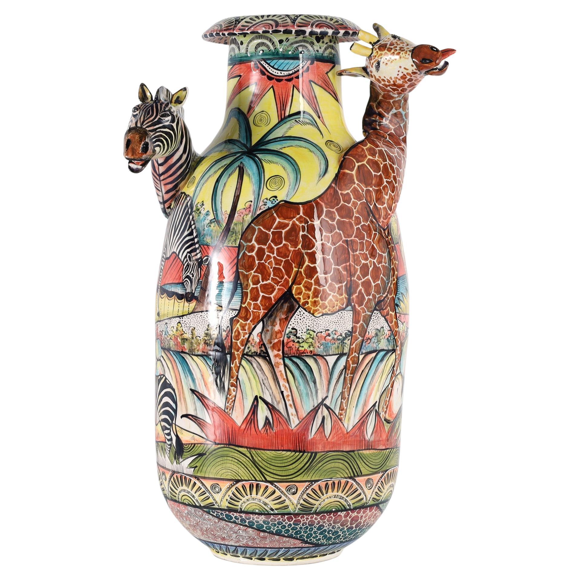 Vaso in terracotta decorato in stile africano con animali scultorei tridimensionali in vendita