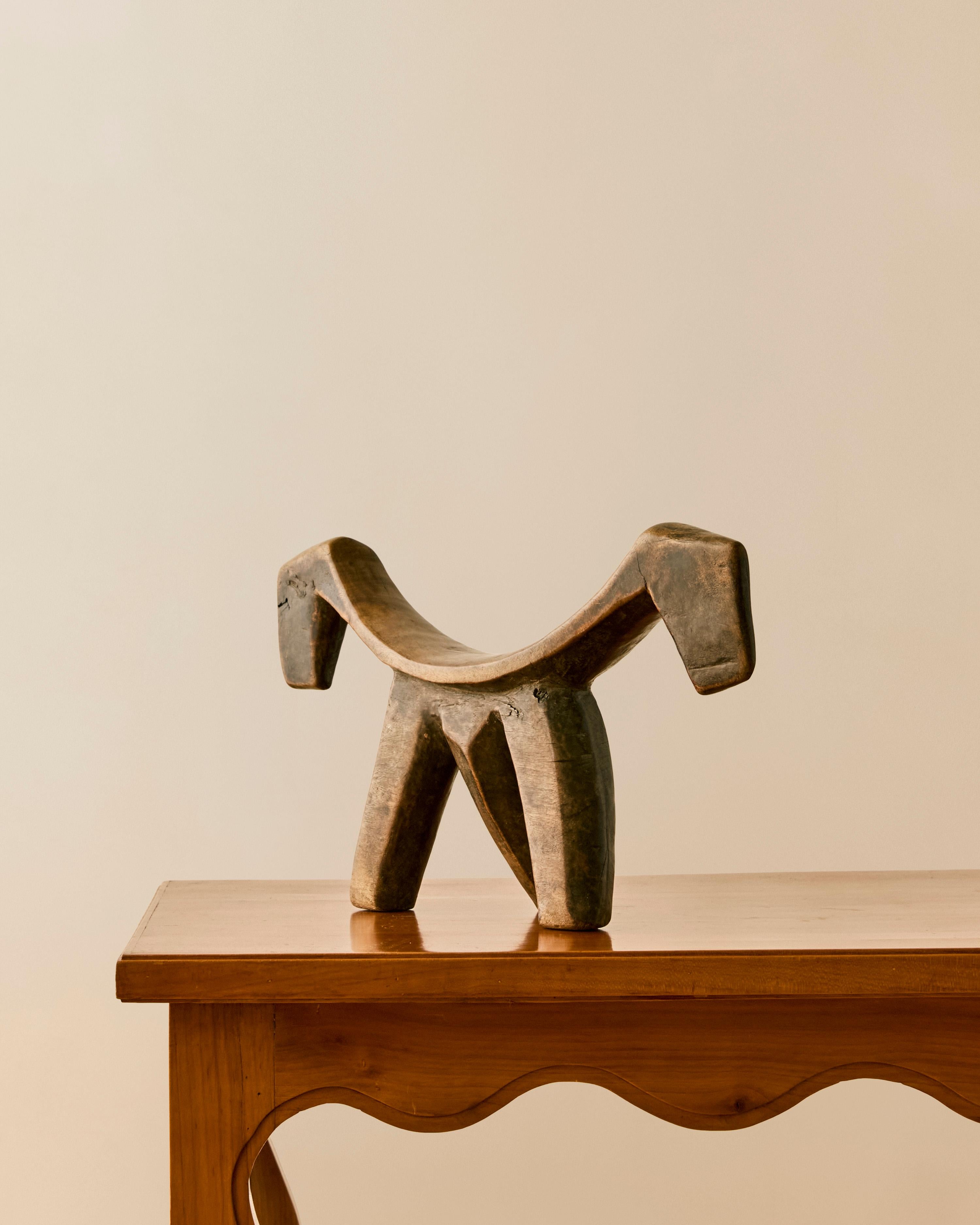 Sculpture africaine Dinka avec appui-tête en bois. 