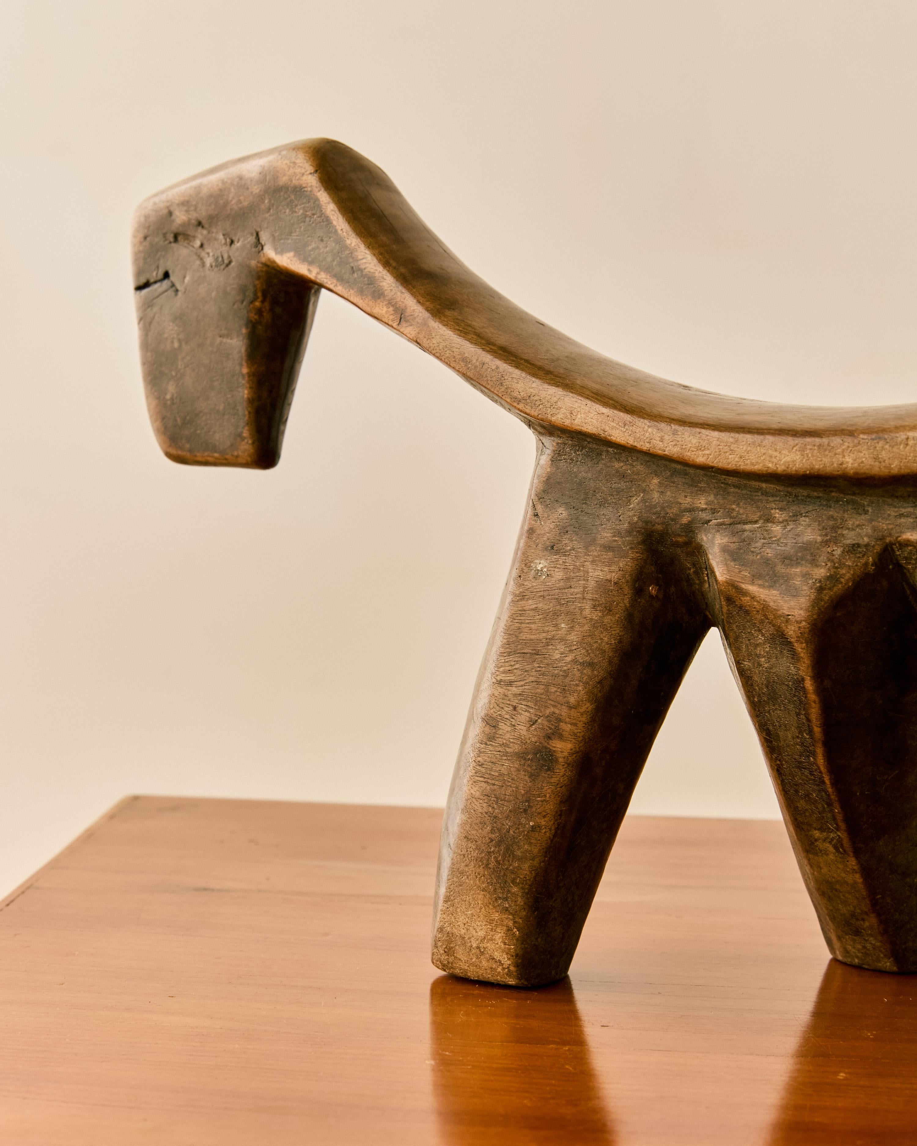 Sculpture en bois d'appui-tête Dinka africain Bon état - En vente à Long Island City, NY