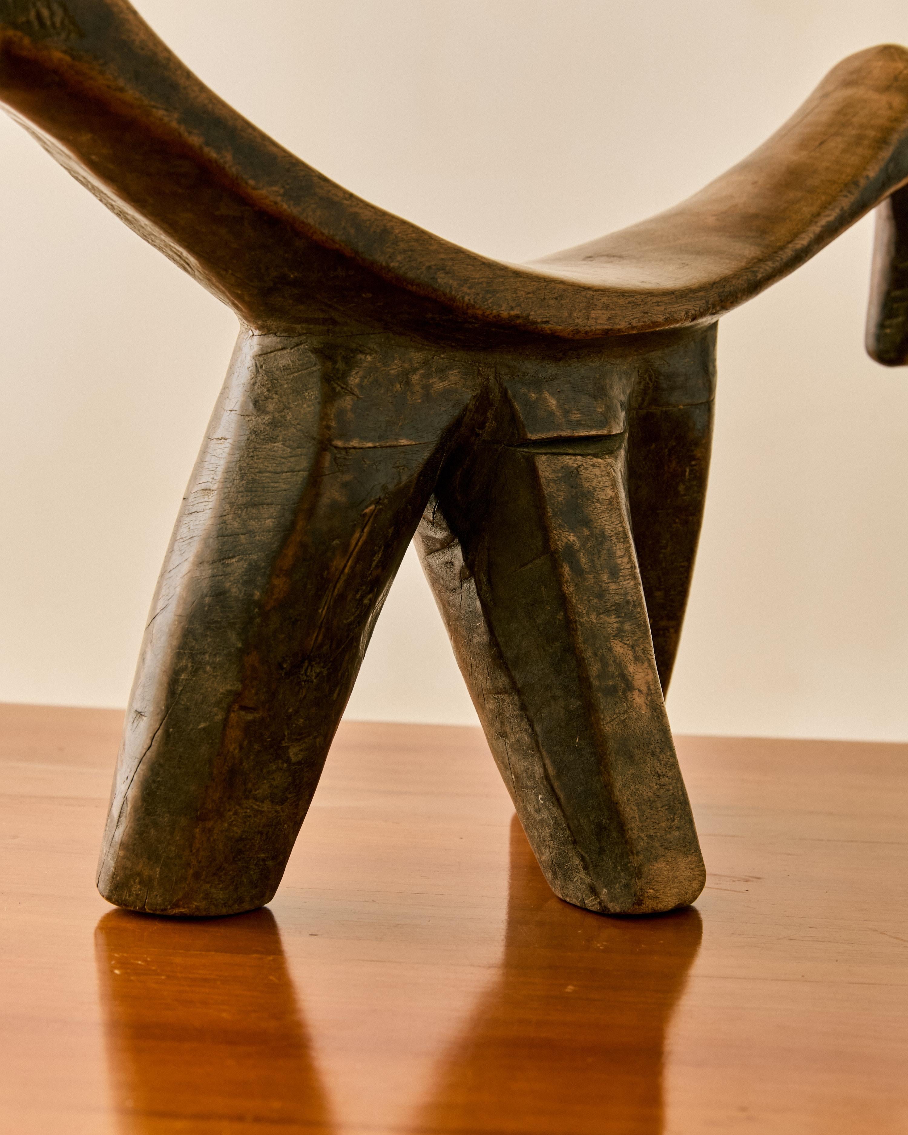 Bois Sculpture en bois d'appui-tête Dinka africain en vente