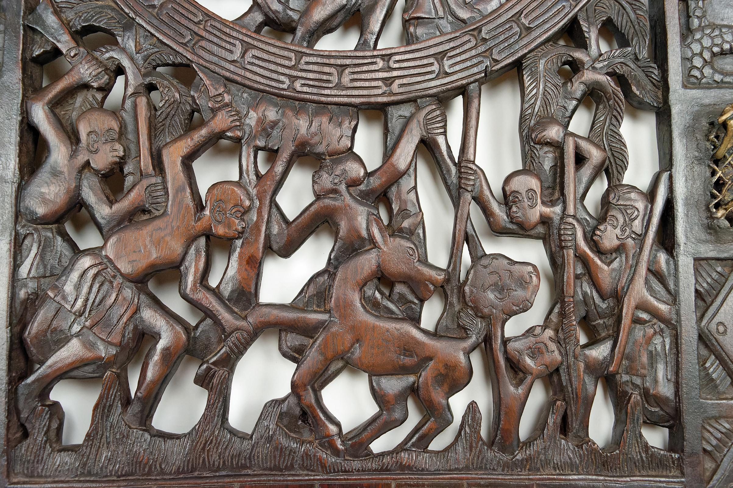 African door in carved wood and bronze of chief Baboun, Cameroon, early 20th For Sale 4