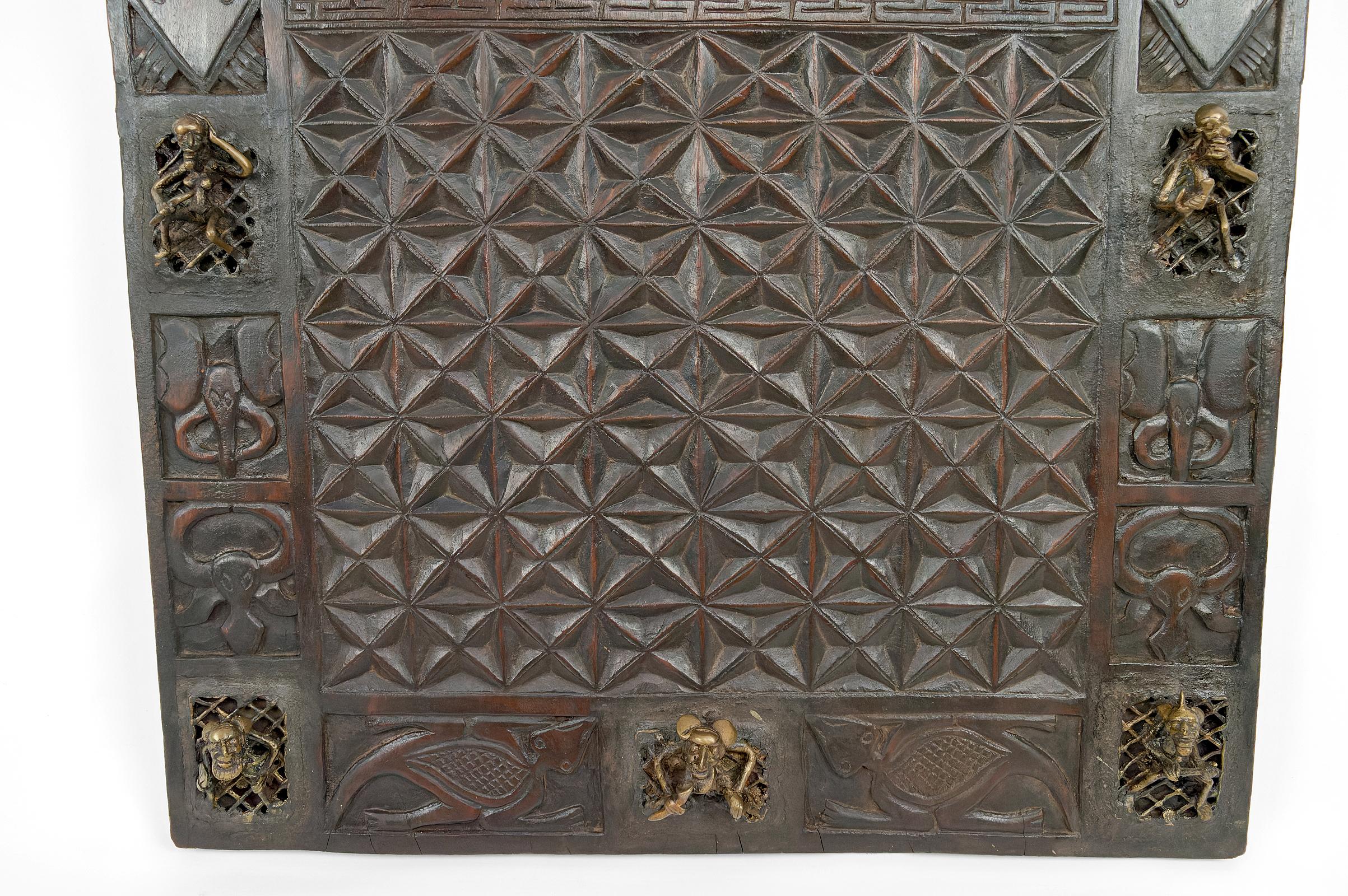 Afrikanische Tür aus geschnitztem Holz und Bronze des Häuptlings Baboun, Kamee, Anfang des 20. Jahrhunderts im Angebot 7