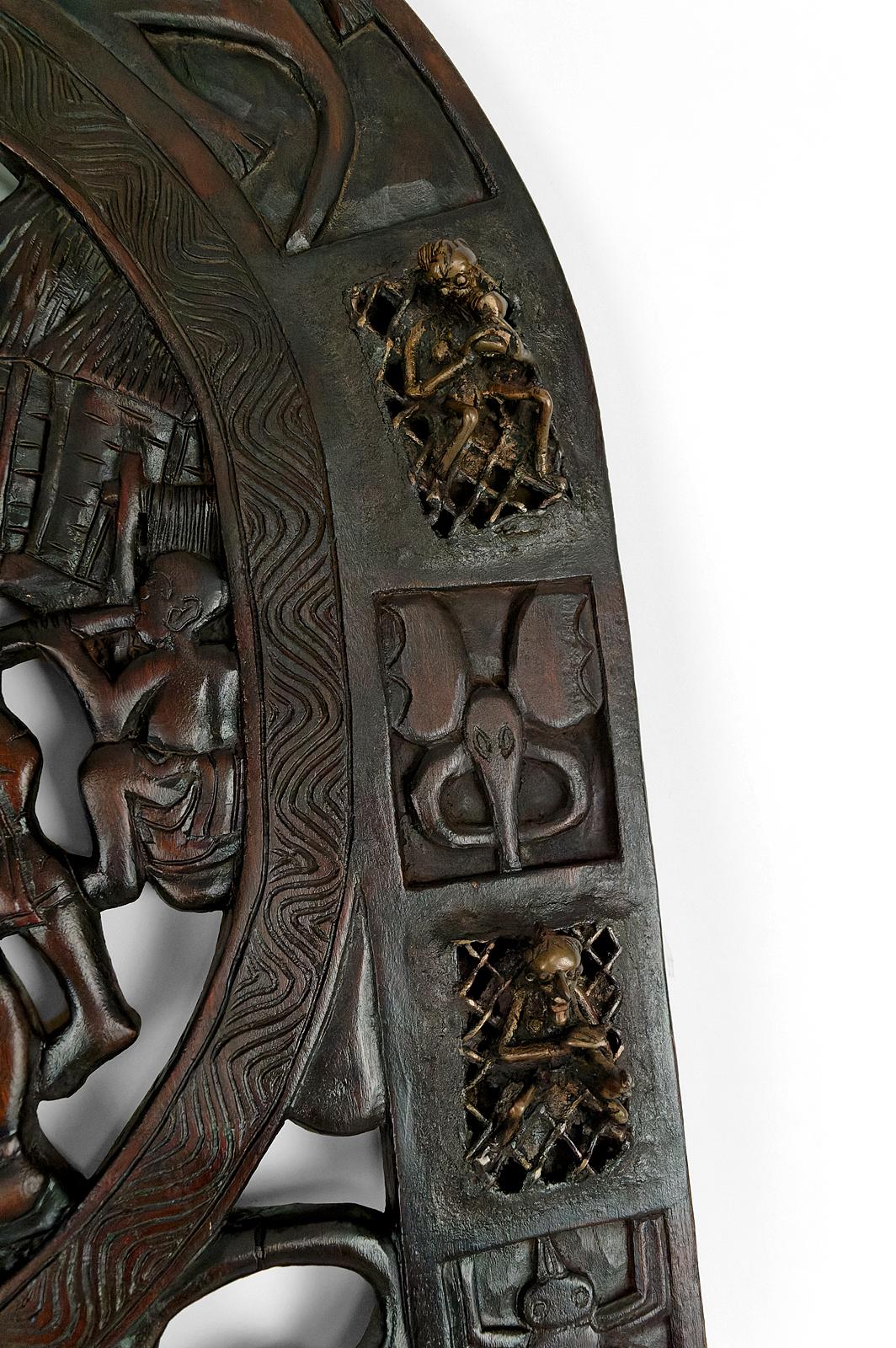 African door in carved wood and bronze of chief Baboun, Cameroon, early 20th For Sale 8