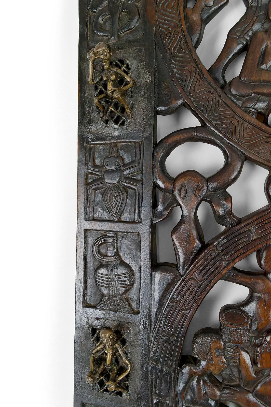 African door in carved wood and bronze of chief Baboun, Cameroon, early 20th For Sale 9