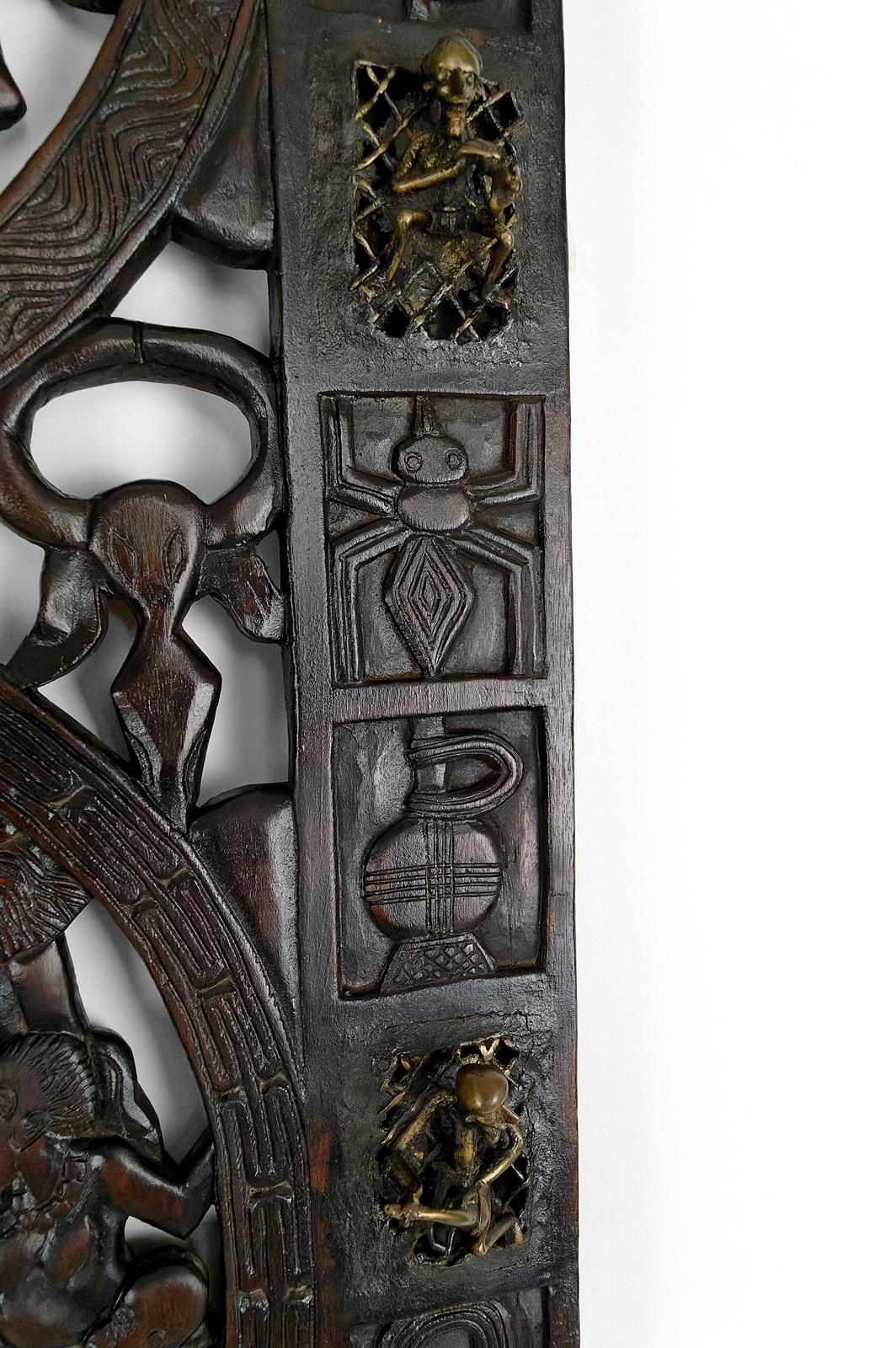 African door in carved wood and bronze of chief Baboun, Cameroon, early 20th For Sale 10