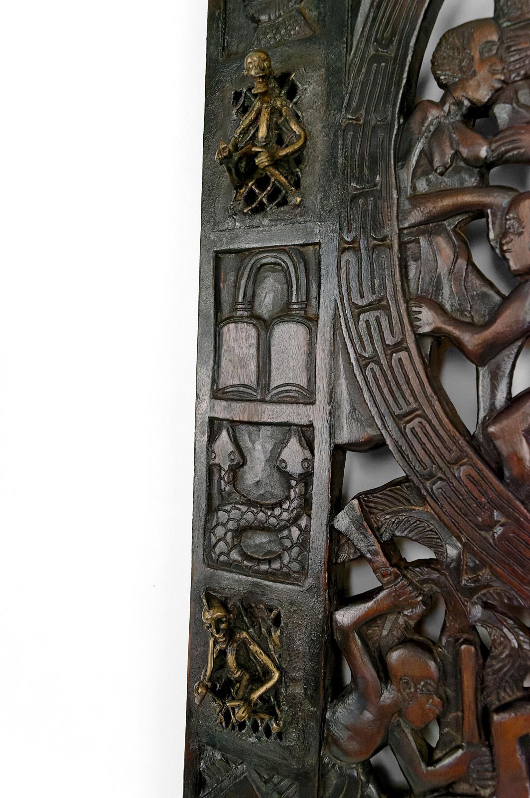 African door in carved wood and bronze of chief Baboun, Cameroon, early 20th For Sale 11