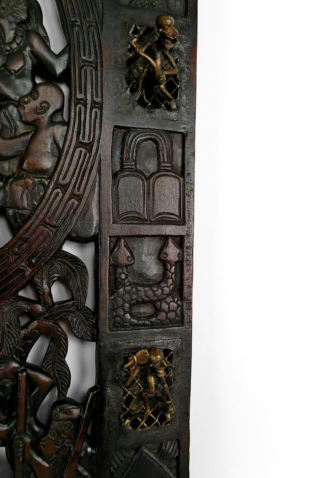 African door in carved wood and bronze of chief Baboun, Cameroon, early 20th For Sale 12