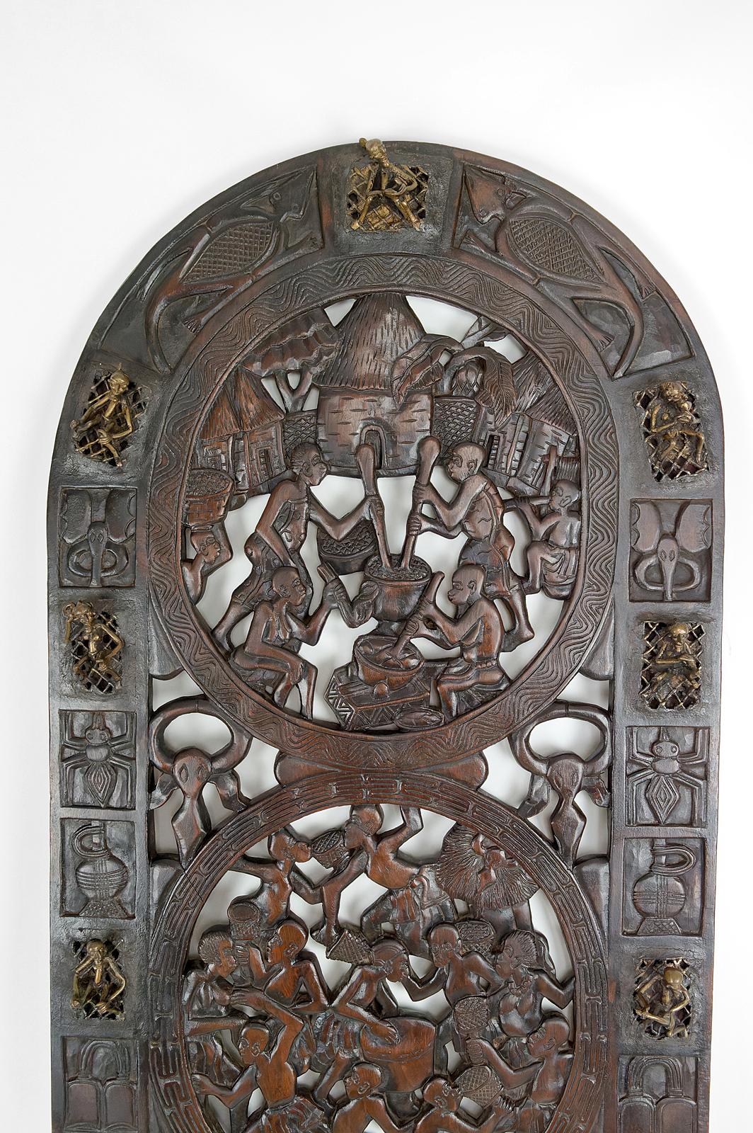 Tribal Porte africaine en bois sculpté et bronze du chef Baboun, Cameroun, début du 20e siècle en vente