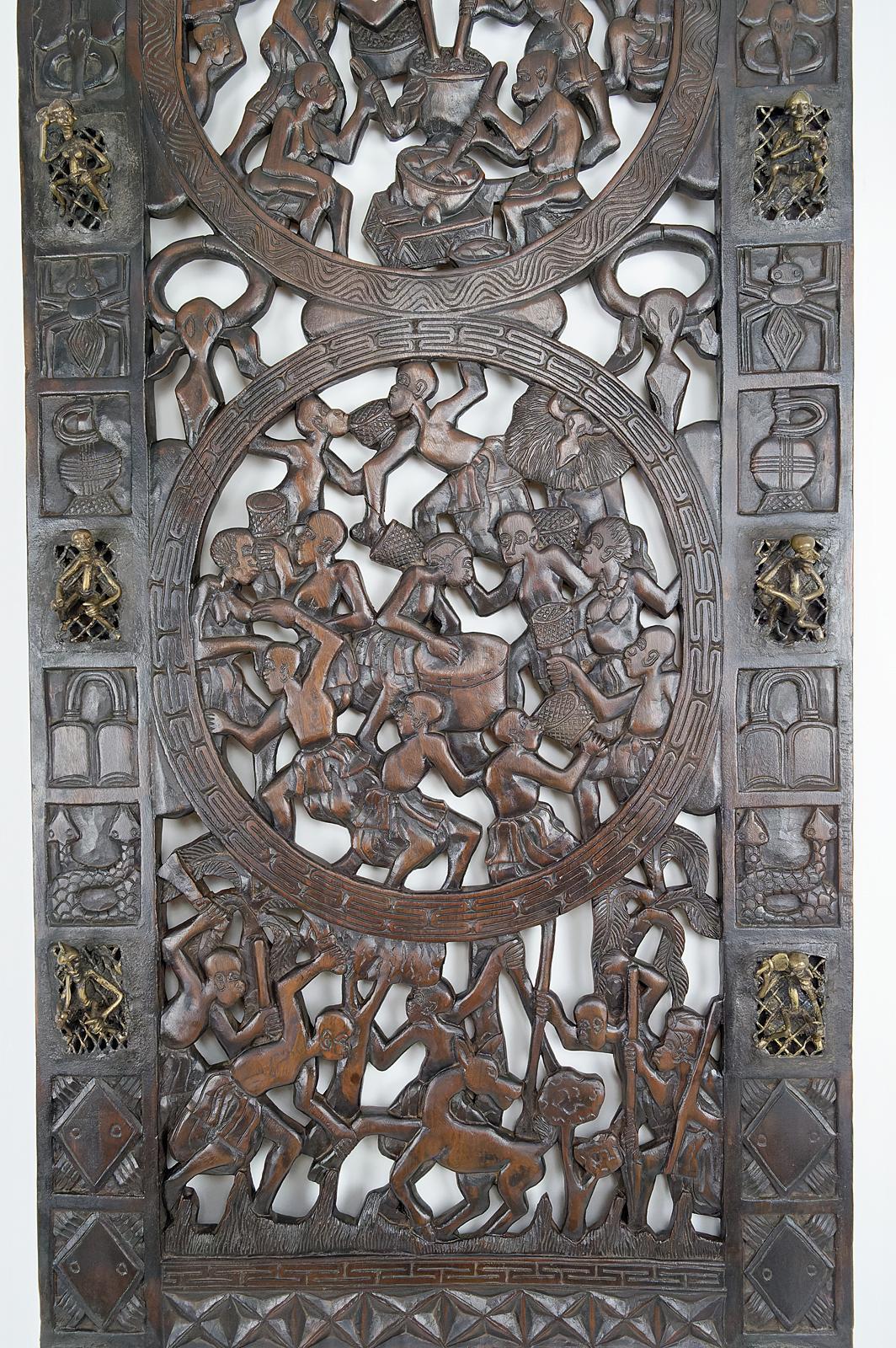 Afrikanische Tür aus geschnitztem Holz und Bronze des Häuptlings Baboun, Kamee, Anfang des 20. Jahrhunderts (Kamerunisch) im Angebot