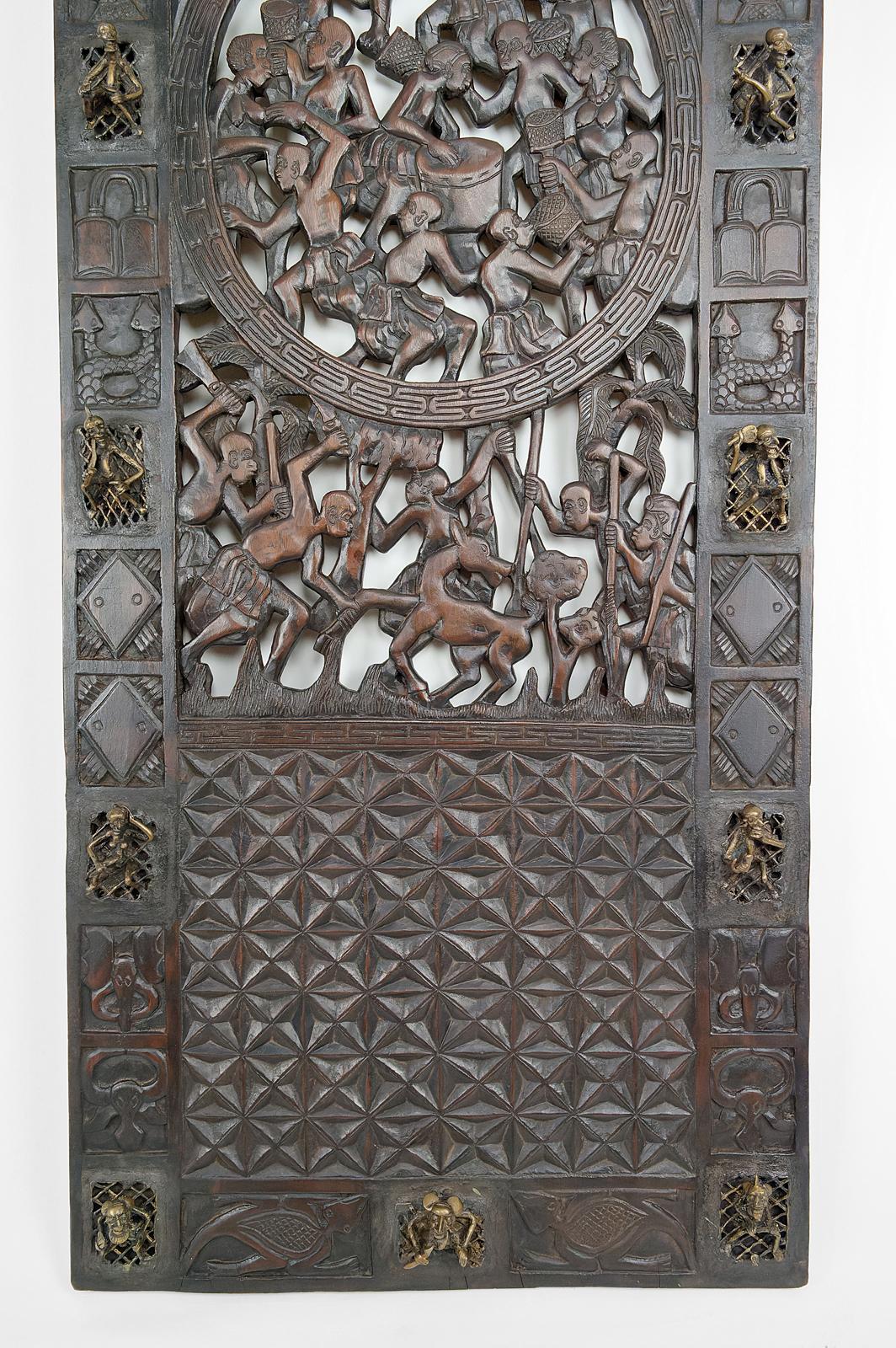 Sculpté Porte africaine en bois sculpté et bronze du chef Baboun, Cameroun, début du 20e siècle en vente