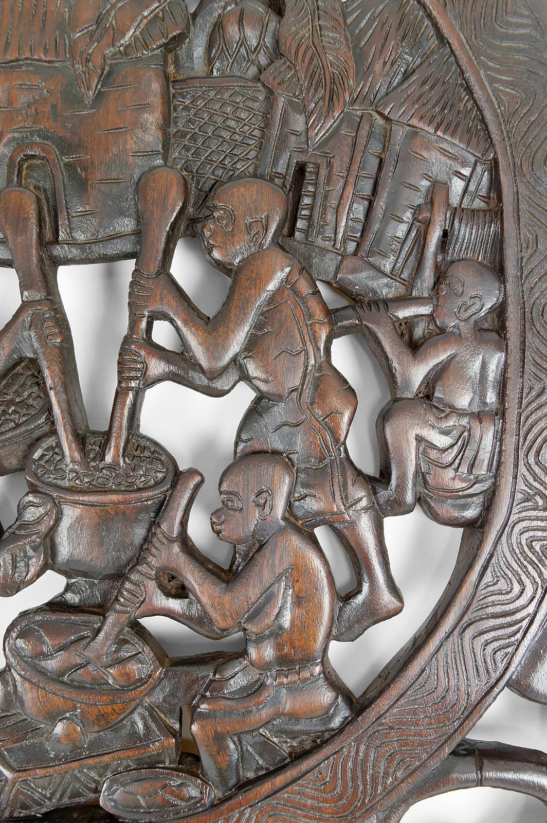 20ième siècle Porte africaine en bois sculpté et bronze du chef Baboun, Cameroun, début du 20e siècle en vente