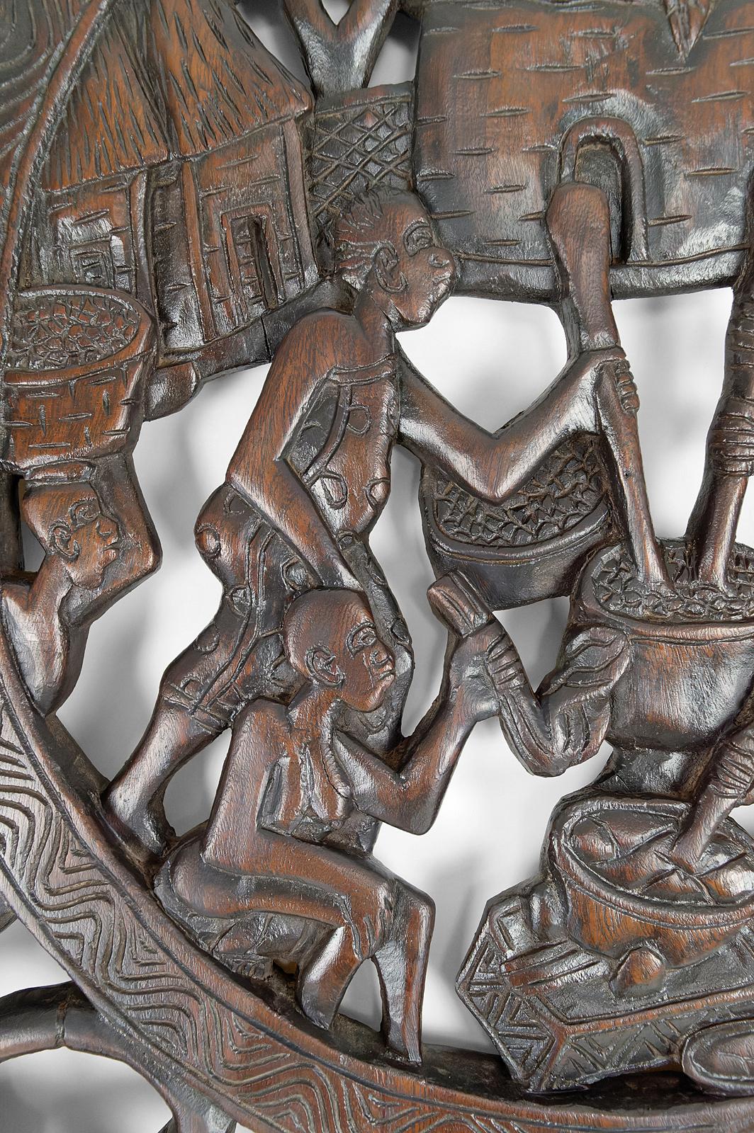 Bronze Porte africaine en bois sculpté et bronze du chef Baboun, Cameroun, début du 20e siècle en vente