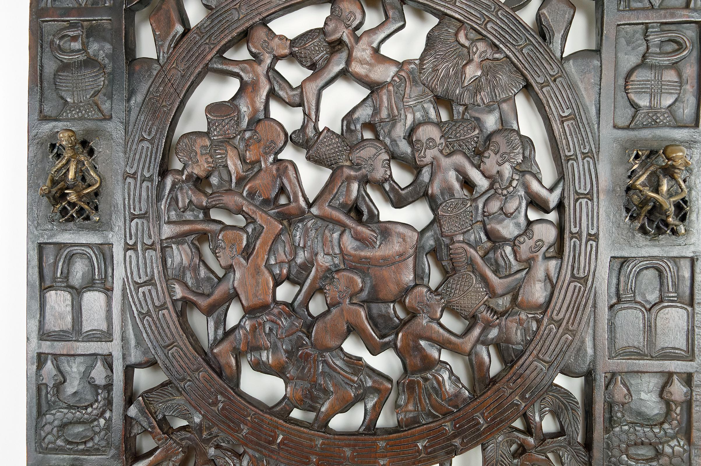 Porte africaine en bois sculpté et bronze du chef Baboun, Cameroun, début du 20e siècle en vente 1