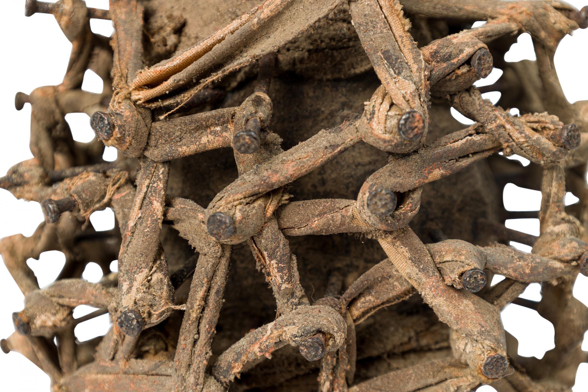 D. A. africain. Congo 20e siècle Figure fétiche en bois sculpté Nkisi à 2 têtes et clous en vente 2