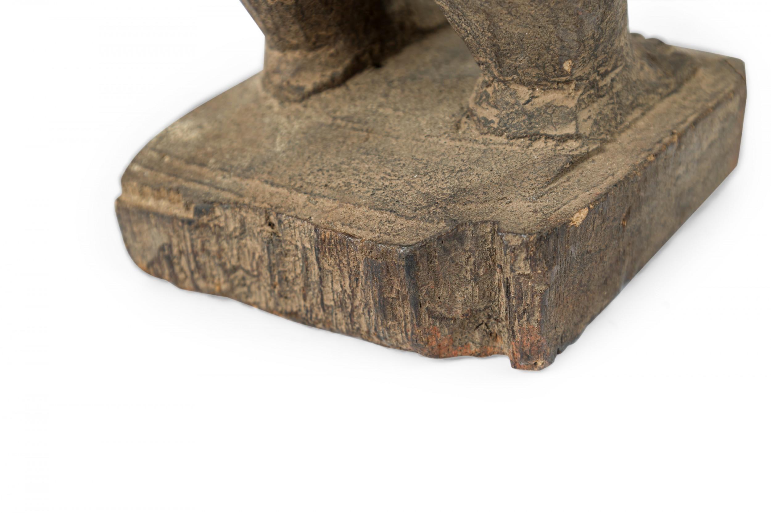 D. A. africain. Congo 20e siècle Figure fétiche en bois sculpté Nkisi à 2 têtes et clous en vente 3