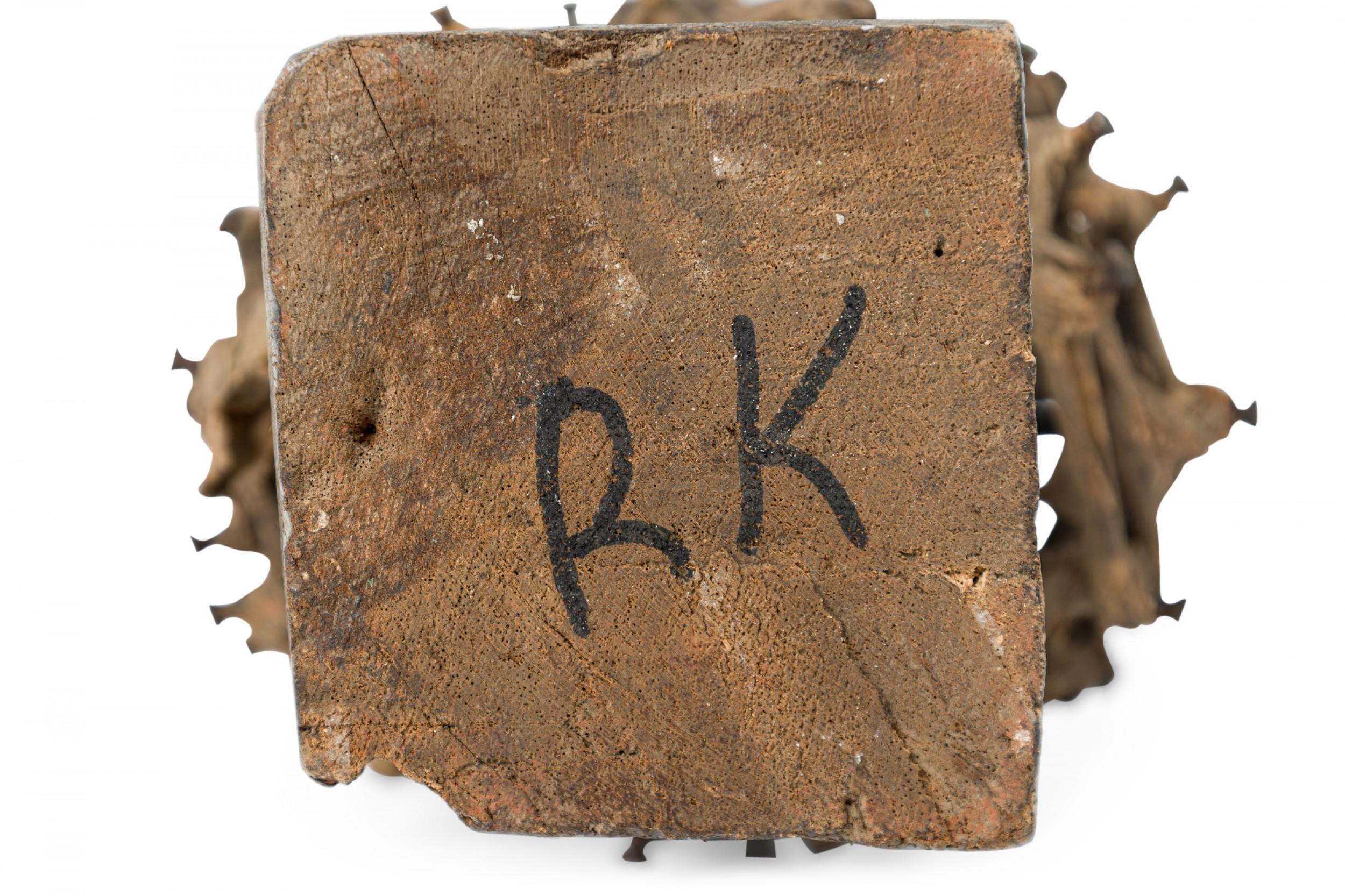 D. A. africain. Congo 20e siècle Figure fétiche en bois sculpté Nkisi à 2 têtes et clous en vente 4