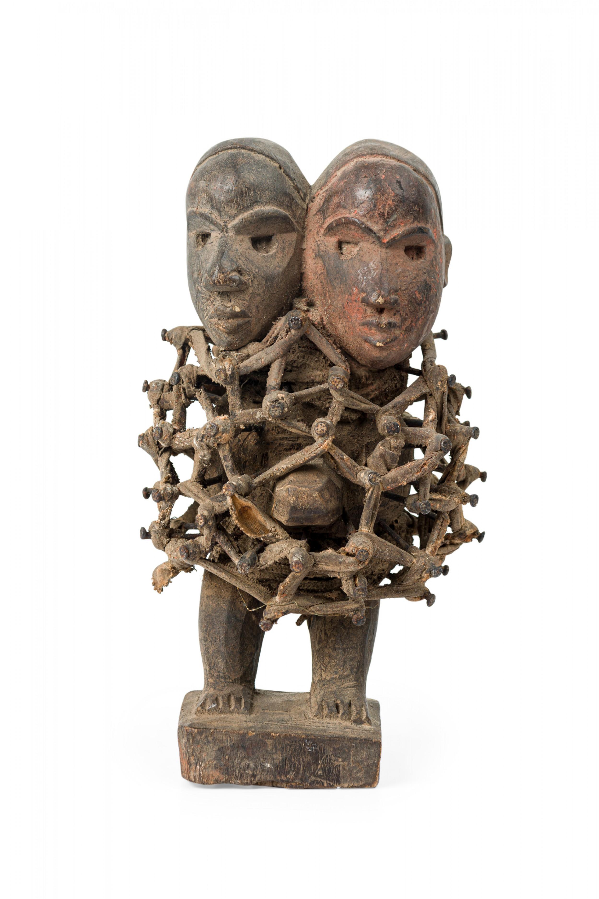 République démocratique du Congo, Afrique 20e siècle Figure de gardien fétiche à deux têtes en bois sculpté (\