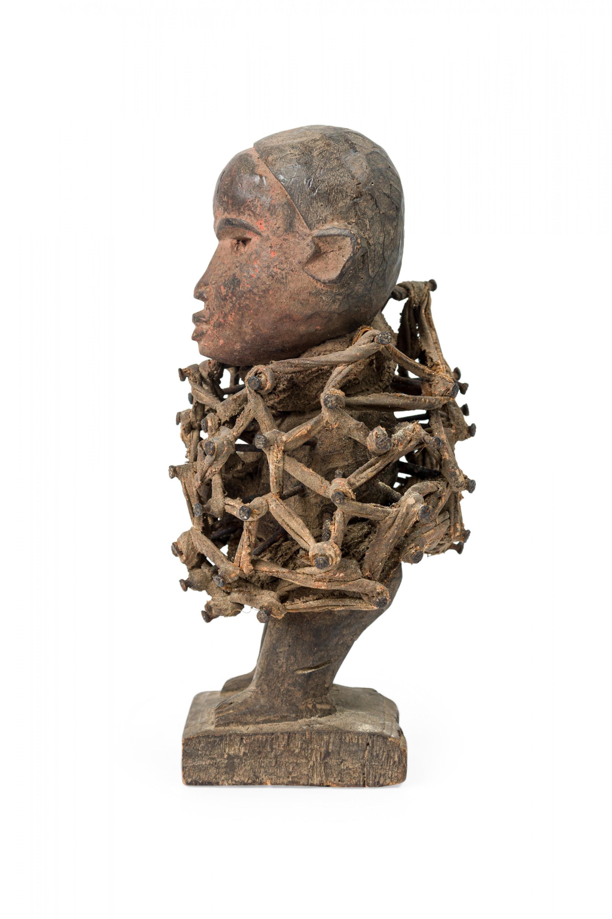 Tribal D. A. africain. Congo 20e siècle Figure fétiche en bois sculpté Nkisi à 2 têtes et clous en vente