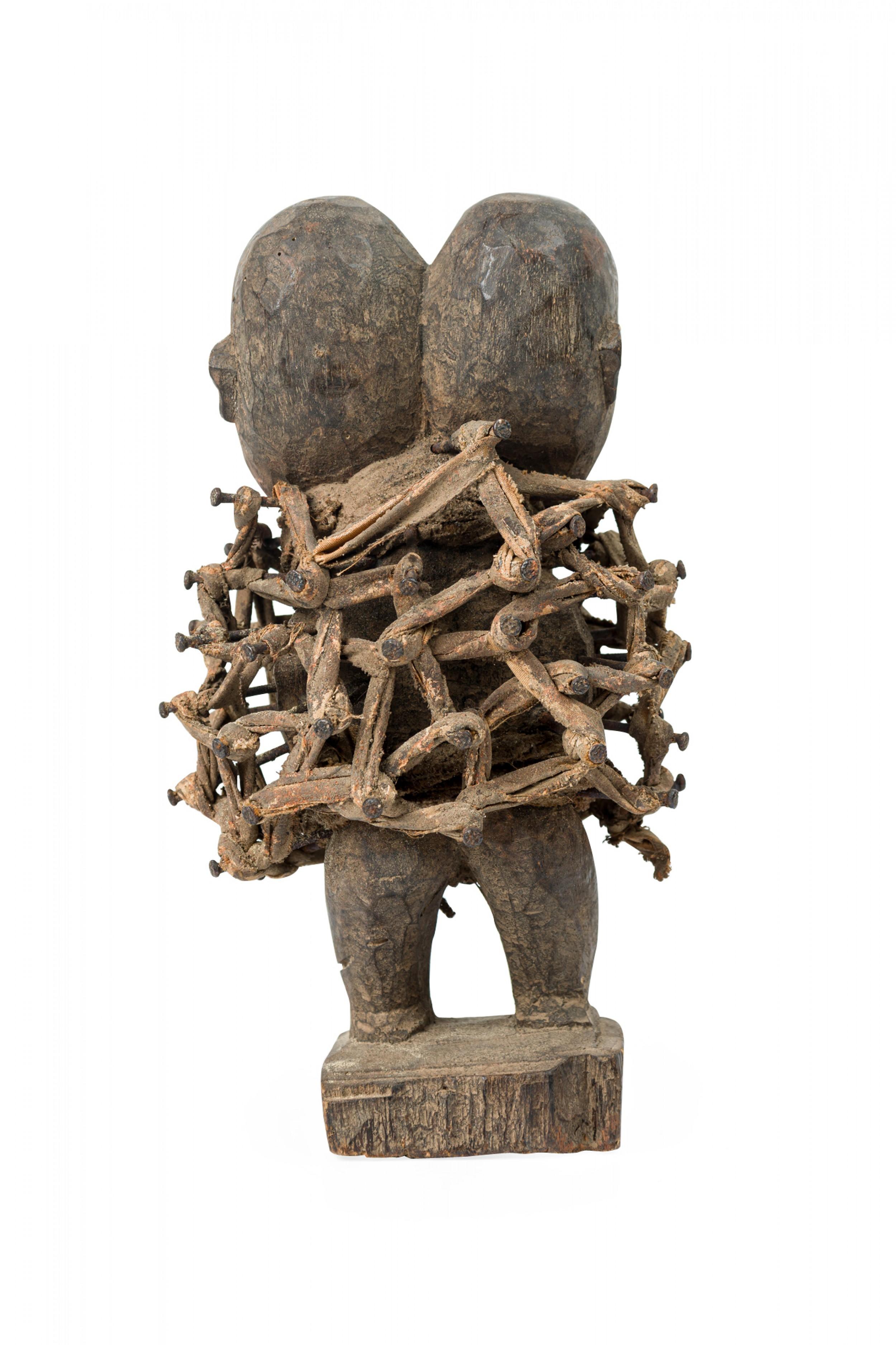Africain D. A. africain. Congo 20e siècle Figure fétiche en bois sculpté Nkisi à 2 têtes et clous en vente