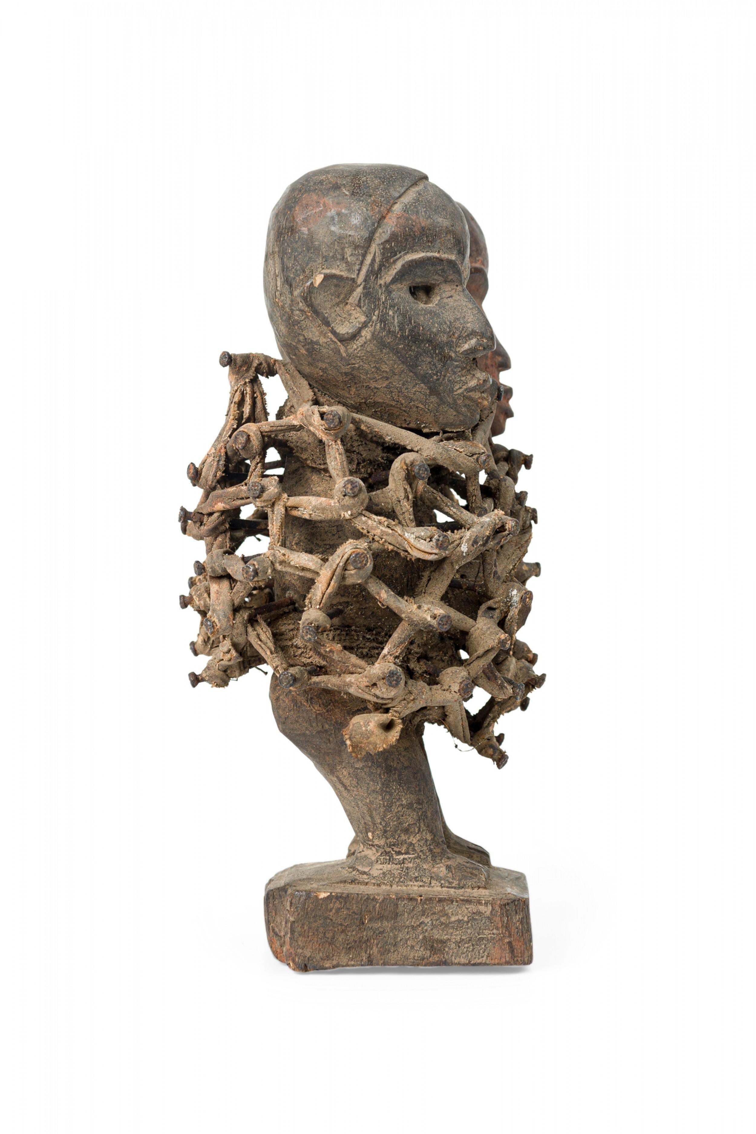 Sculpté D. A. africain. Congo 20e siècle Figure fétiche en bois sculpté Nkisi à 2 têtes et clous en vente