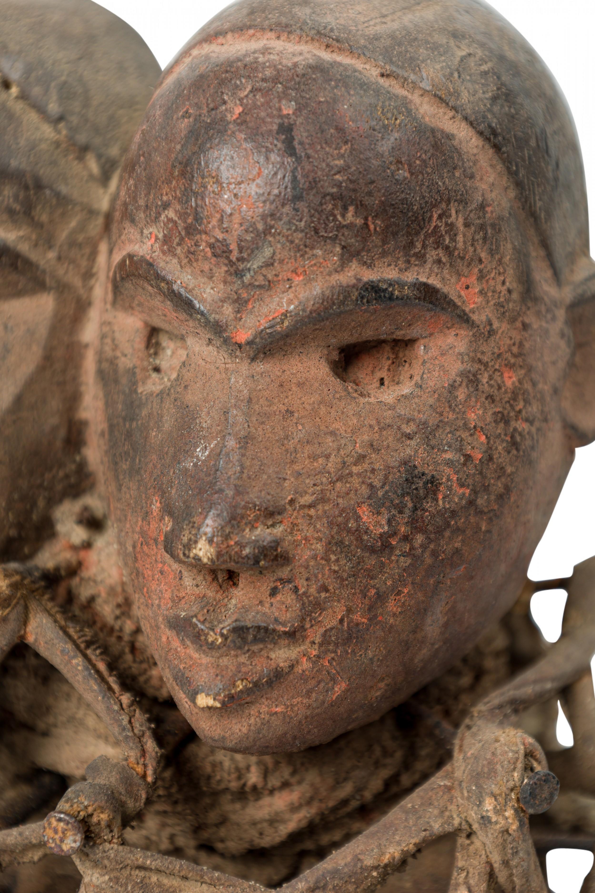 D. A. africain. Congo 20e siècle Figure fétiche en bois sculpté Nkisi à 2 têtes et clous Bon état - En vente à Queens, NY